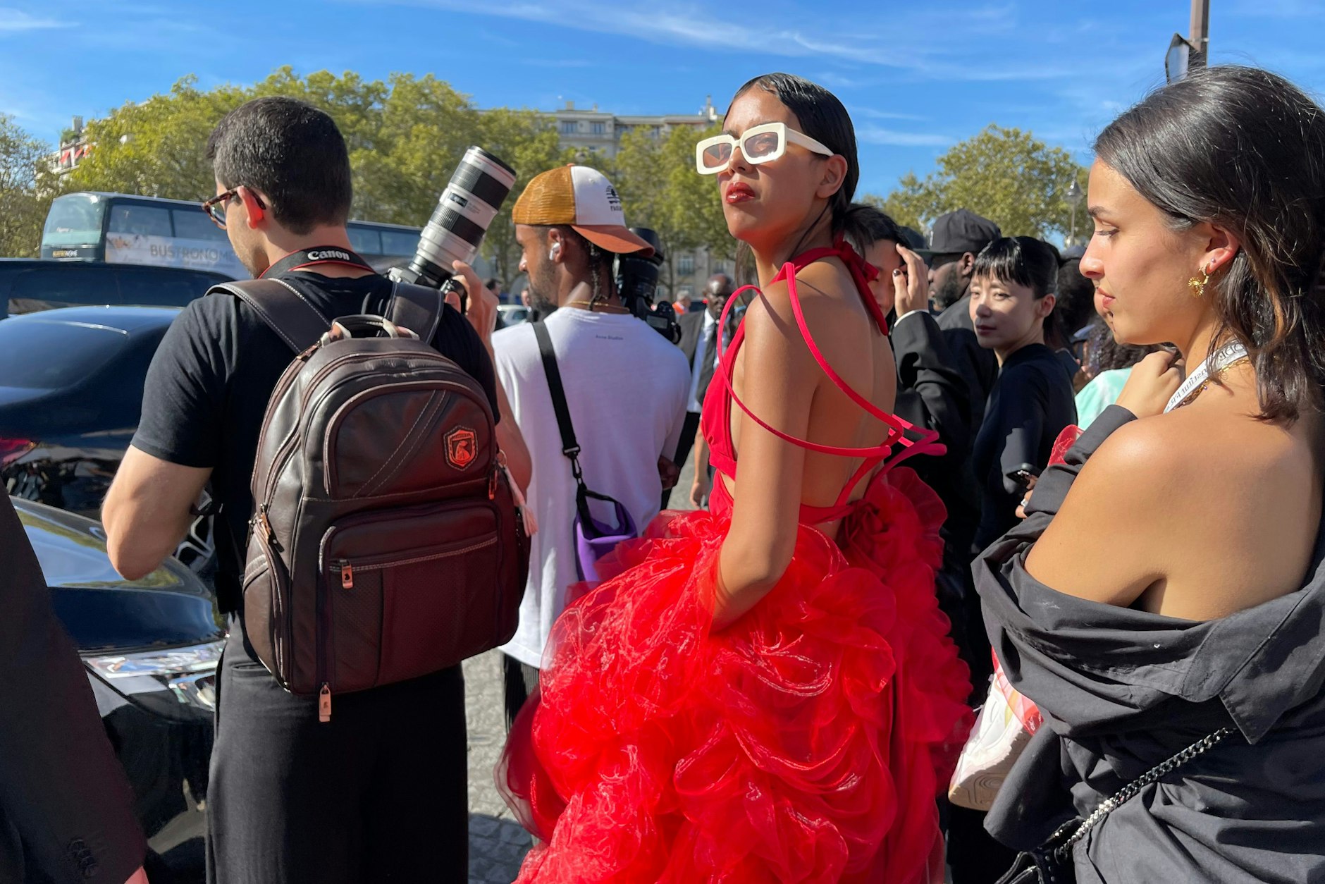 Anfang Oktober, die Sonne brennt – und die Gäste der Paris Fashion Week gaben ihr Bestes, um den Looks auf dem Runway Konkurrenz zu machen.