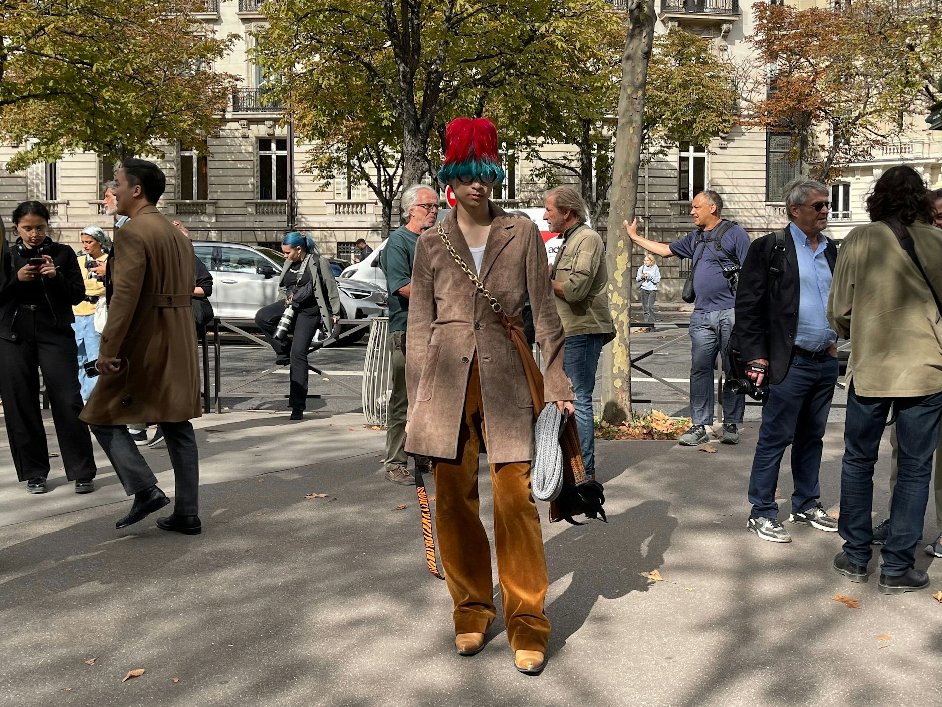 Dieser Fotograf trägt einen Hingucker-Hut aus Federn.