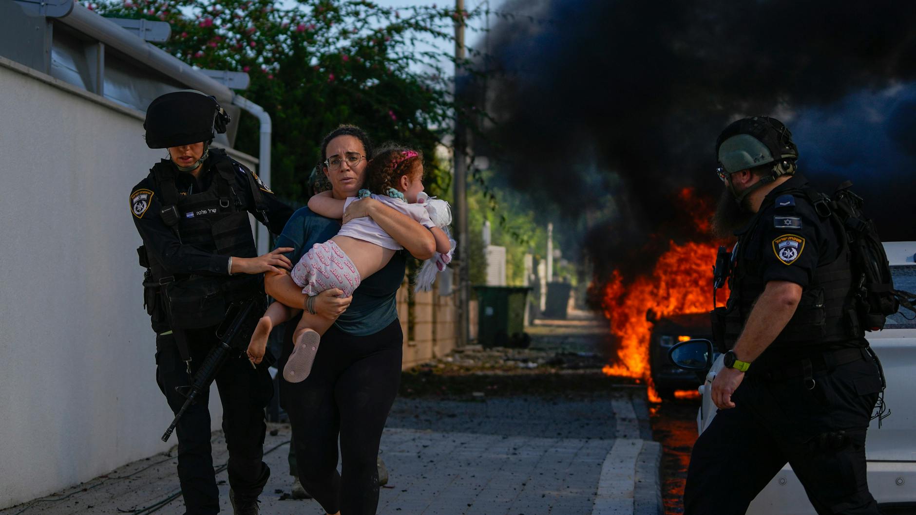 Diese Frau flüchtet mit ihrem Kind vor den Angriffen im Süden Israels.