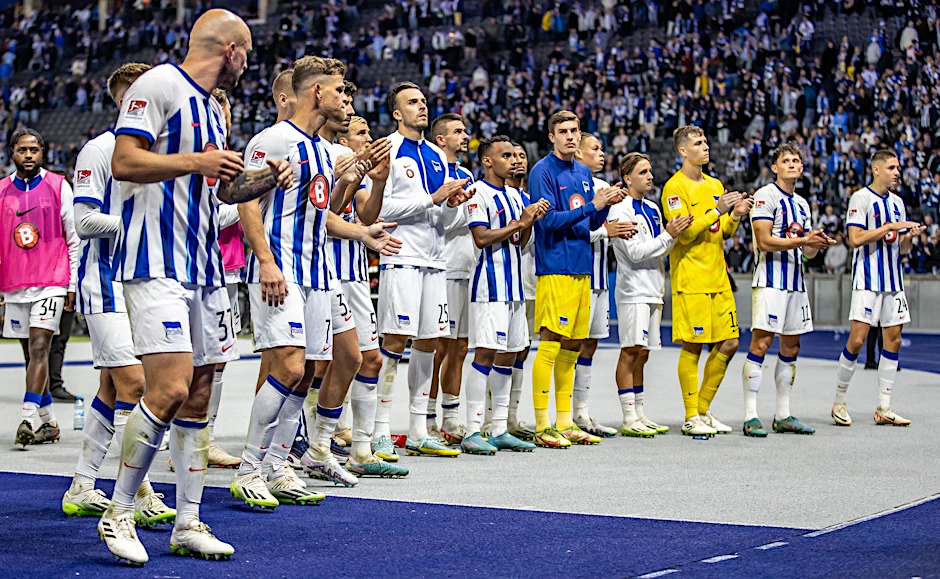 ARCHIV - Spieler von Hertha BSC bedanken sich bei den Fans.  