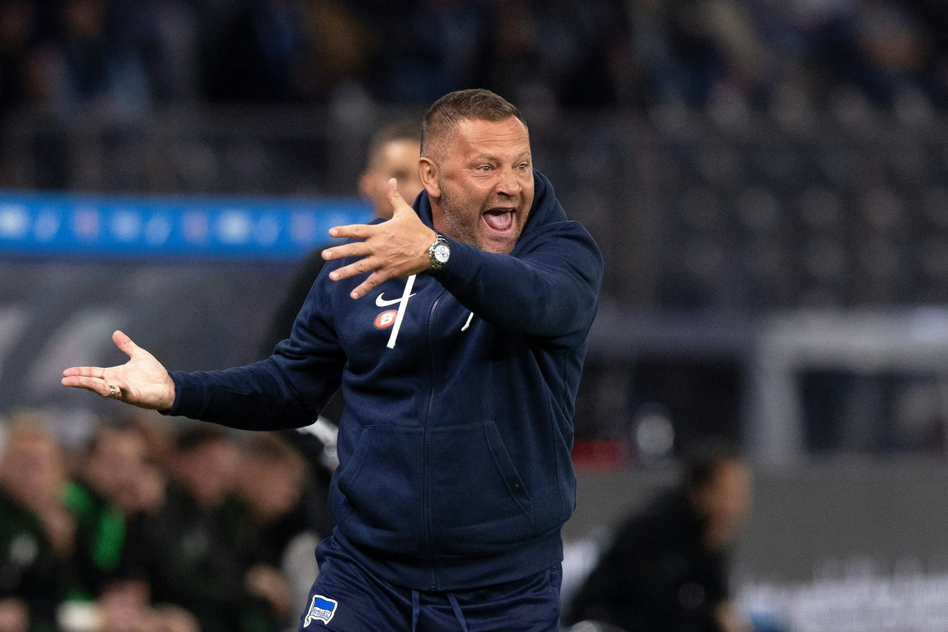 Hertha-Trainer Pal Dardai (47) lebt es seinen Spieler vor, will auf Schalke eine andere, aggressivere Körpersprache von seinem Team sehen.