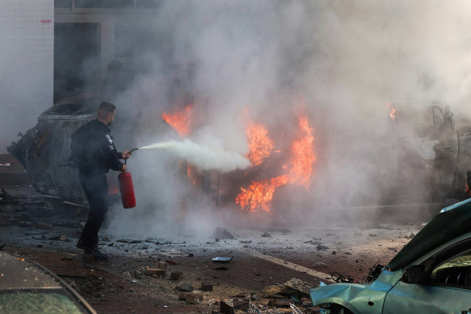 Ein Feuer nach einem Raketeneinschlag in Aschkelon&nbsp;