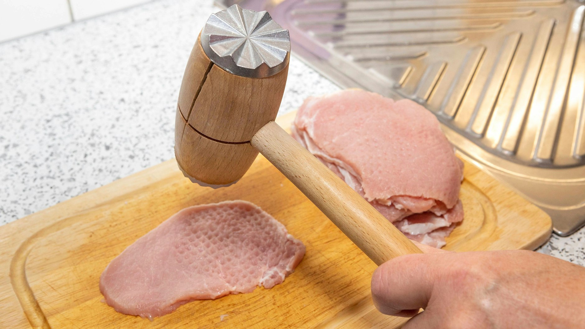 Den Schnitzelauflauf können Sie mit Fleisch vom Schwein, Hähnchen oder Kalb zubereiten. 