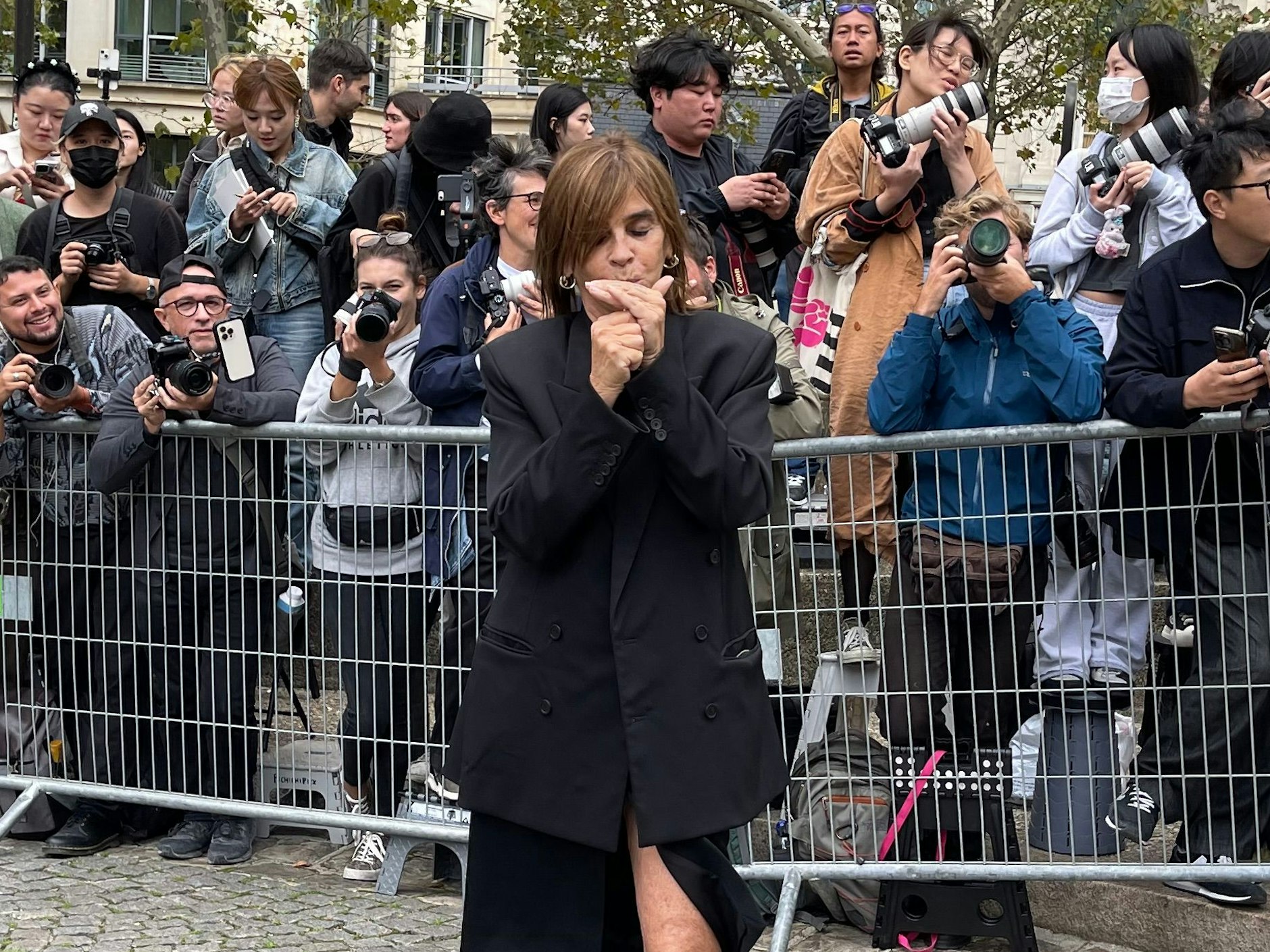 Die Urfranzösin zündet sich gern mal eine Zigarette an. Das lässt sich auch die legendäre Journalistin Carine Roitfeld nicht nehmen.