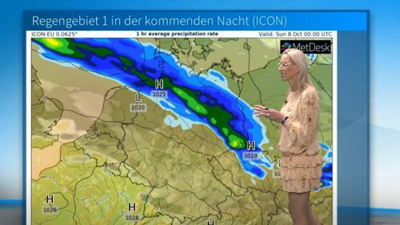 Wetter.net-Moderatorin Kathy Schrey ziegt das massive Regengebiet zwischen Hamburg und der Lausitz. 