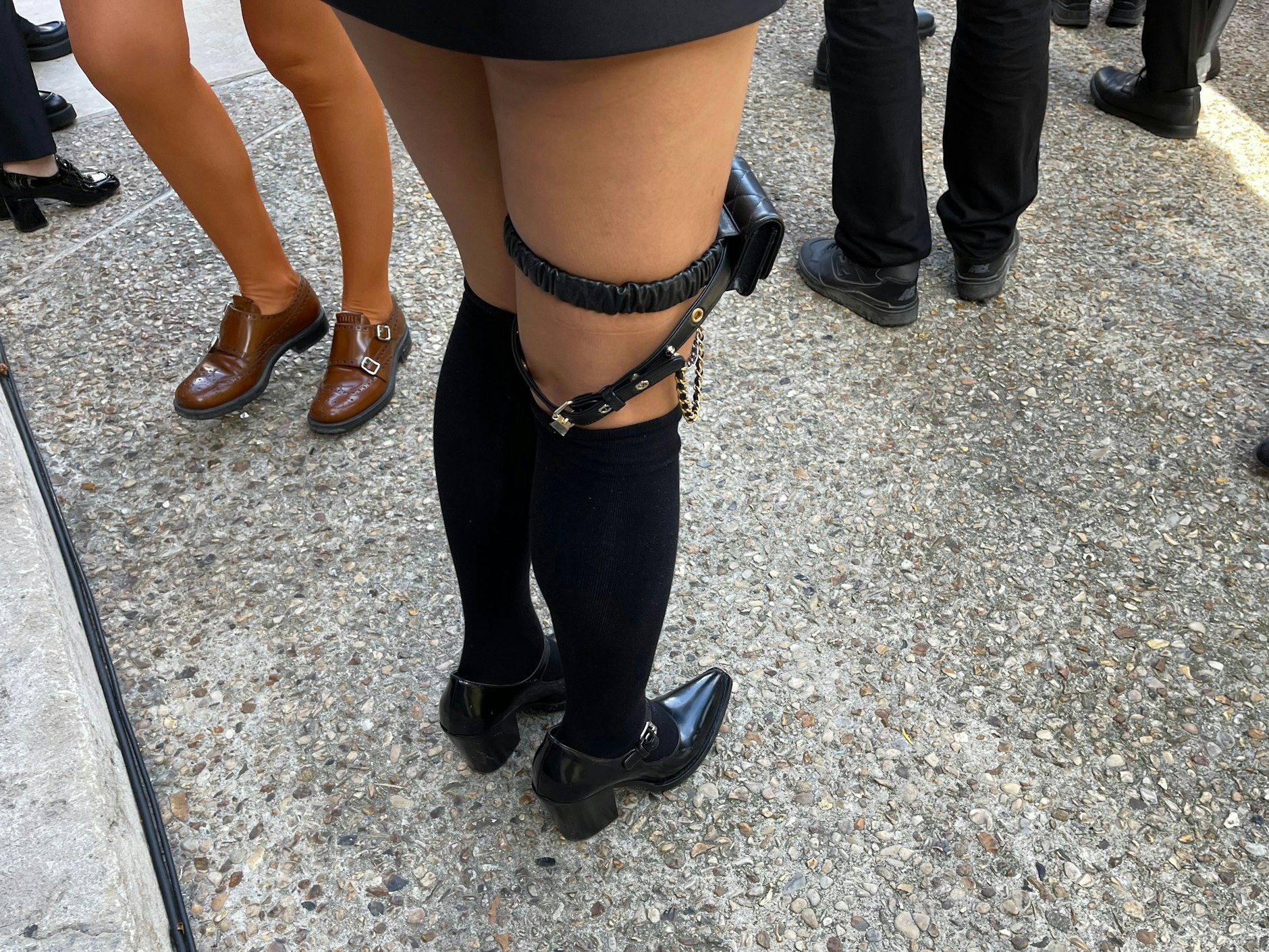 Schuhmode der Prada-Group: Hinten links sind die gerade gelaunchten Church’s X Miu Miu zu sehen, vorn die schwarzen Prada-Cowboylette-Pumps.