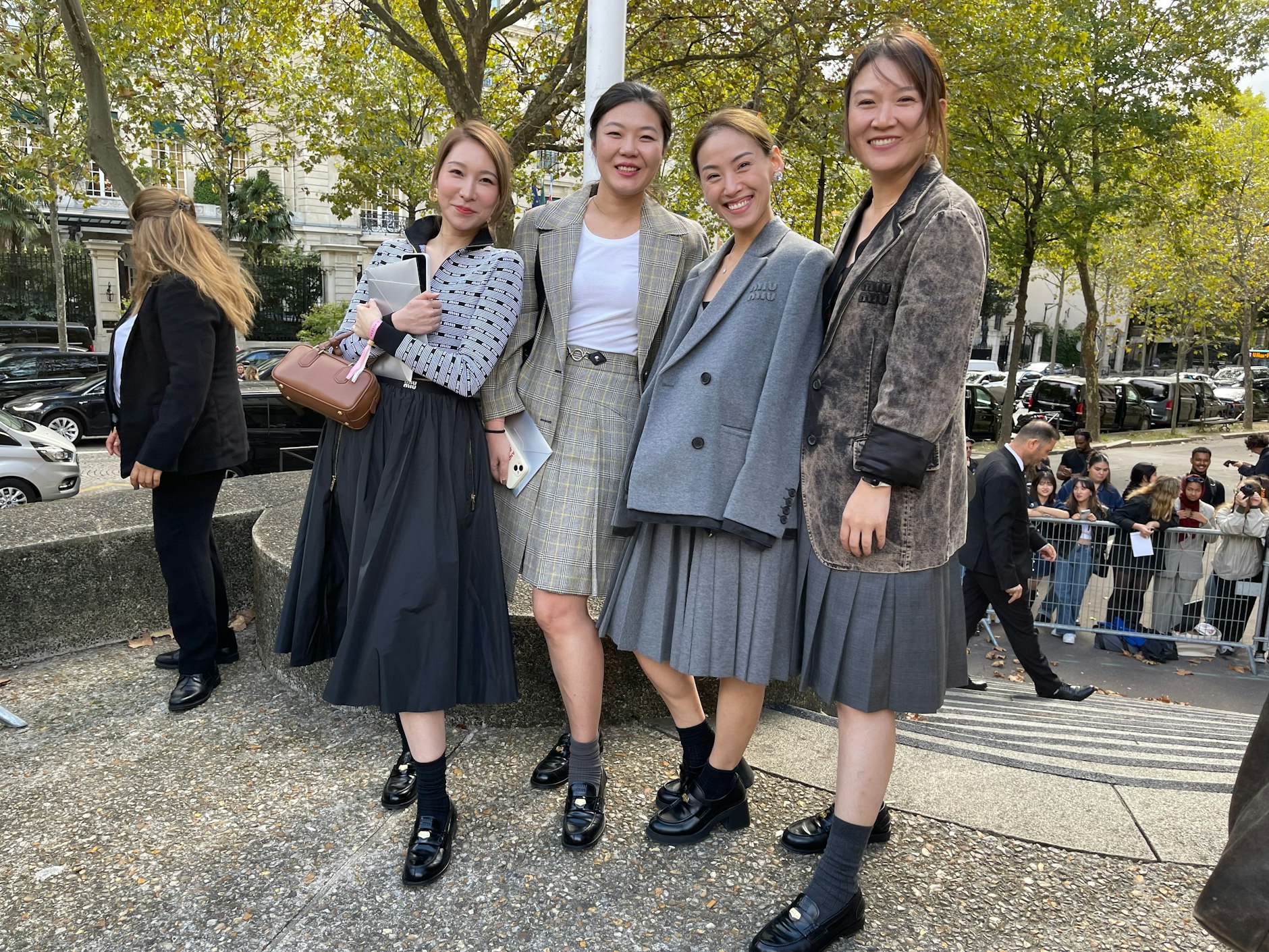 Aber nicht alle haben Stress. Diese vier Damen im typischen Miu-Miu-Preppy-Chic genießen den letzten Tag der Paris Fashion Week.