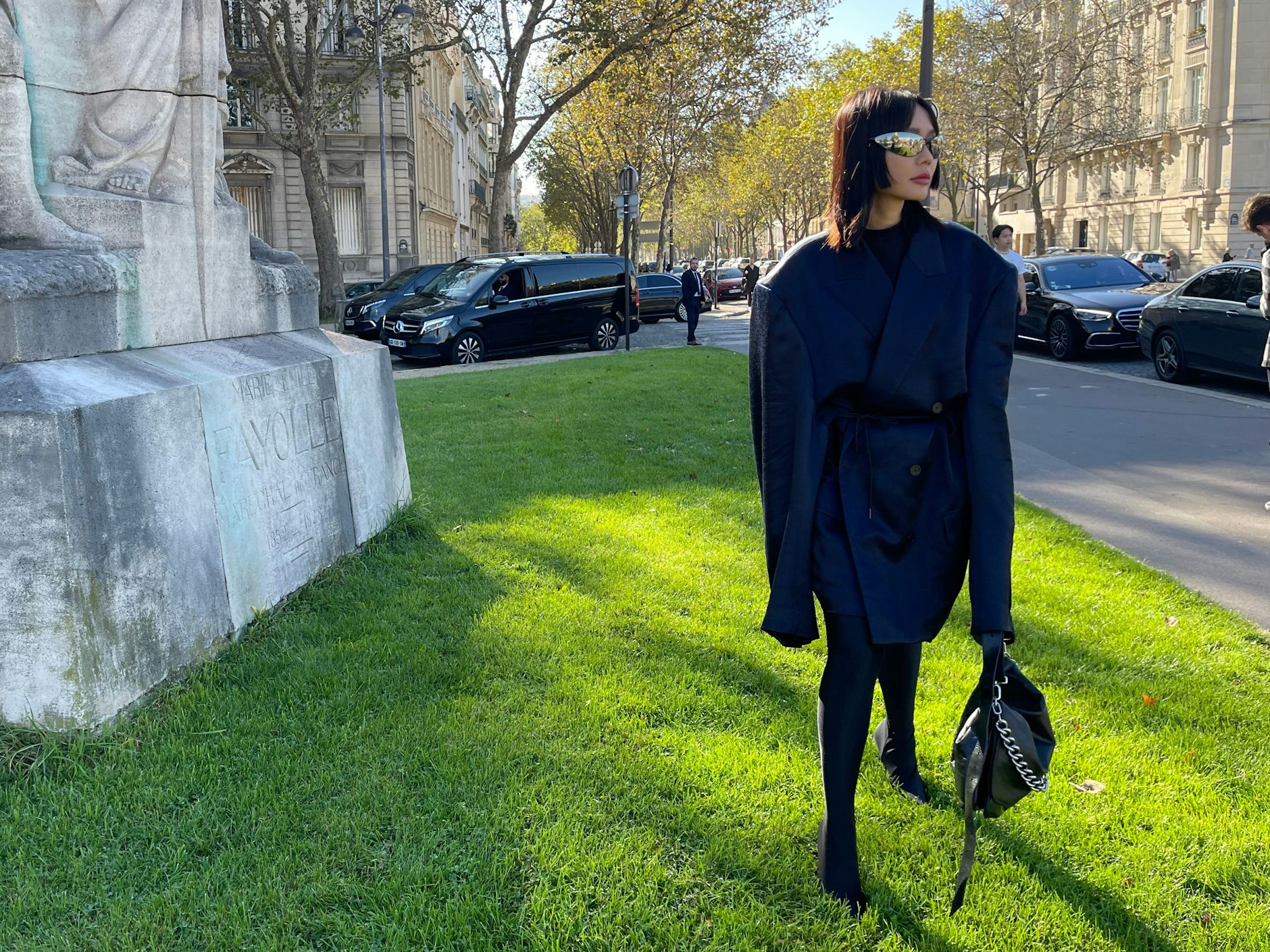 Influencerin Minkie trägt die Sonnenbrille so, wie es gerade angesagt ist: vorn etwas Haar unter die Bügel geklemmt.