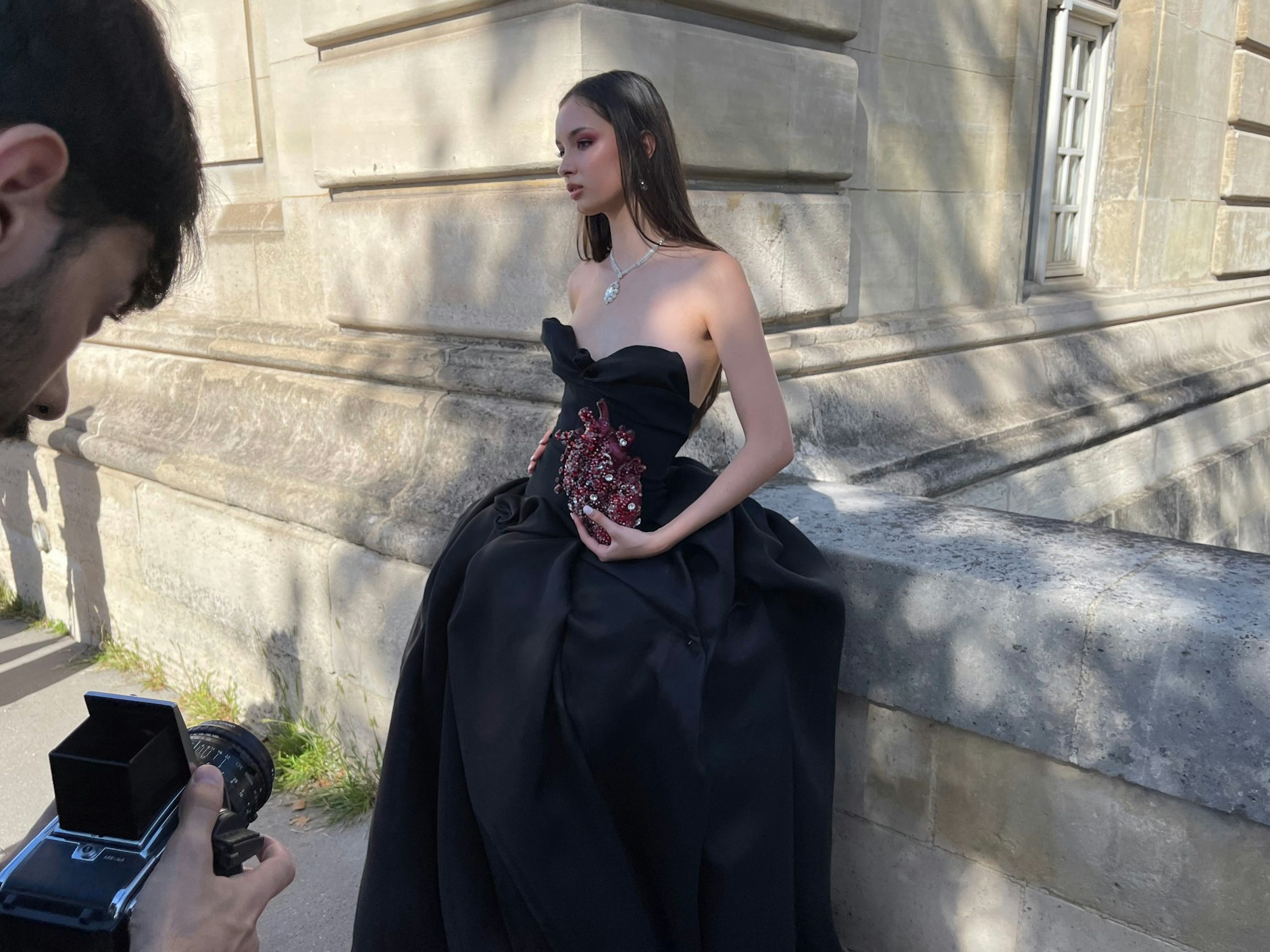 Ein Ball-Outfit mit bestickter Tasche in Herzform.