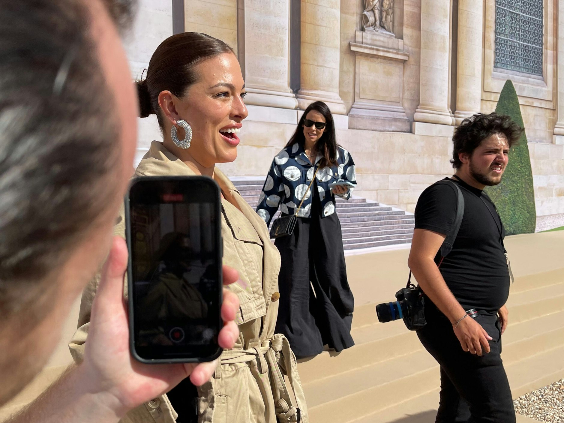 Machte Paris Hilton mit ihrem Auftritt bei Balenciaga Konkurrenz: das amerikanische Model Ashley Graham. Mit flotten Sprüchen und blendender Laune brachte sie (fast) alle zum Lachen.