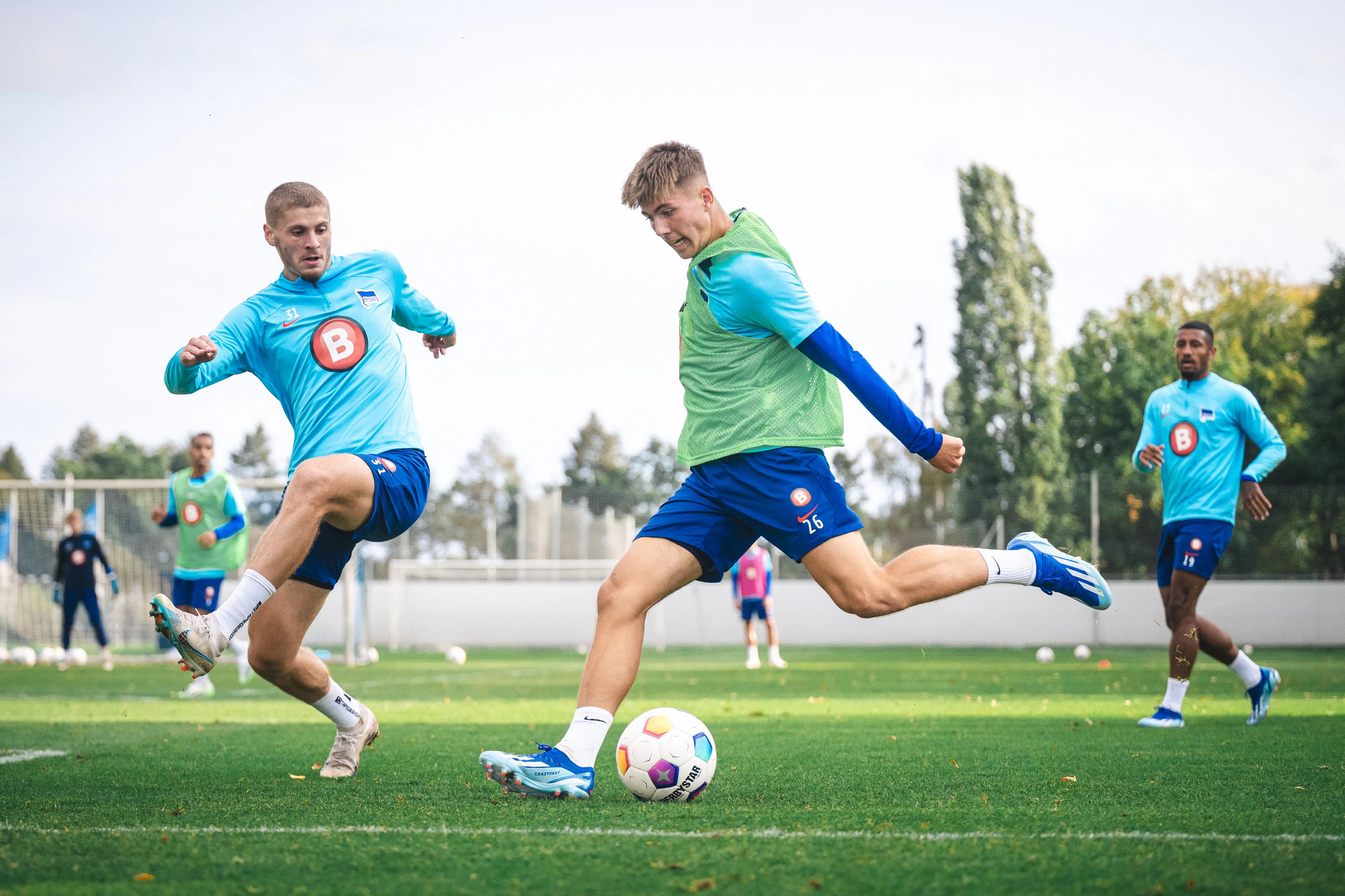 Im Training vor dem Schalke-Spiel ging es bei Hertha BSC zu Sache. Marton Dardai gibt hier Gustav Christensen (r.) keine Zeit zum Flanken.&nbsp;
