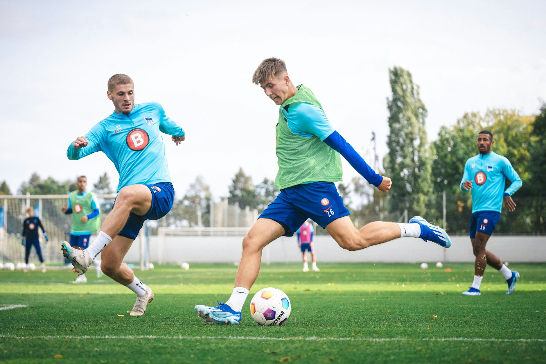 Im Training vor dem Schalke-Spiel ging es bei Hertha BSC zu Sache. Marton Dardai gibt hier Gustav Christensen (r.) keine Zeit zum Flanken. 