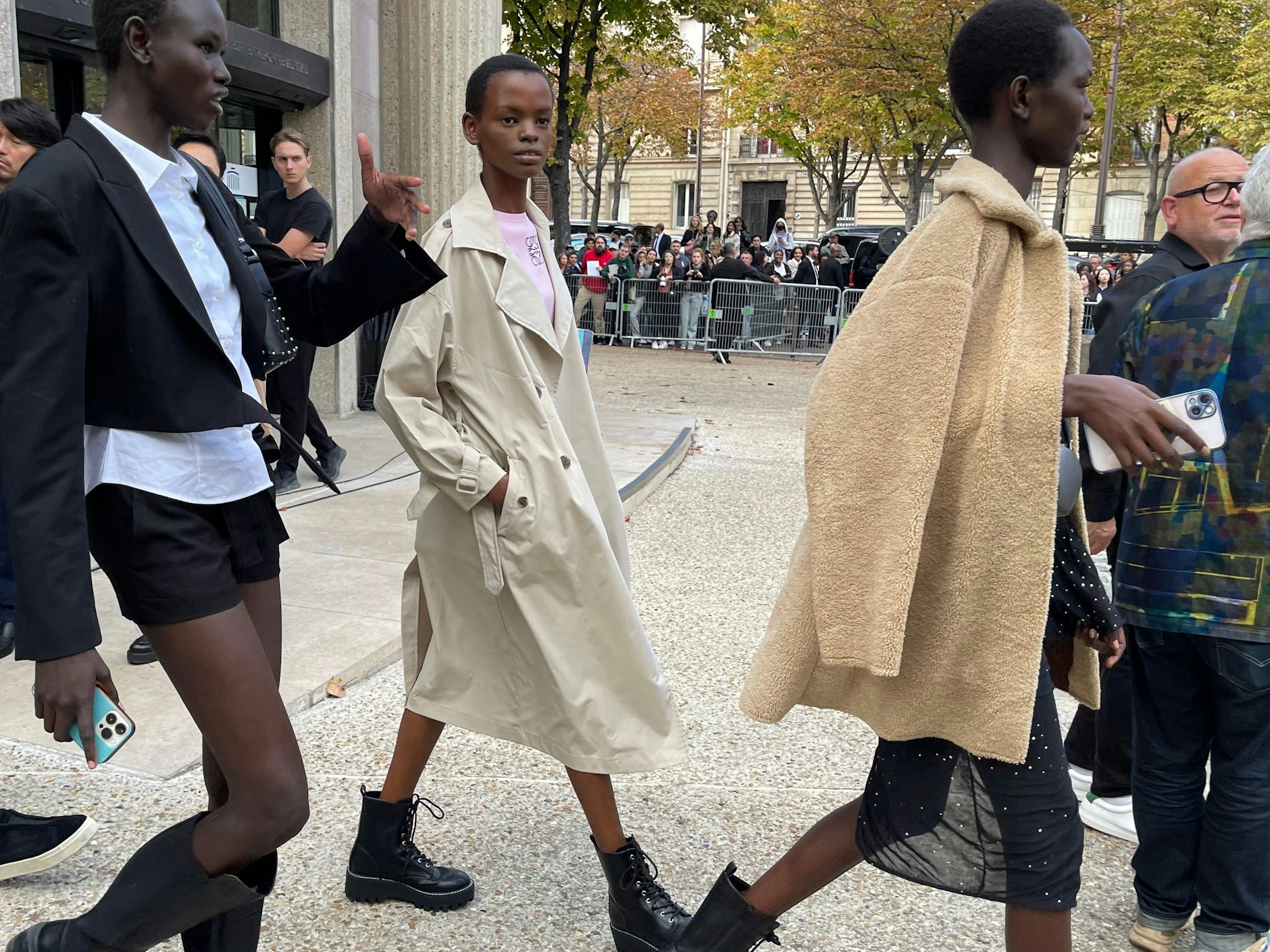 Die Models, die gerade für Miu Miu über den Runway liefen, eilen hinfort.