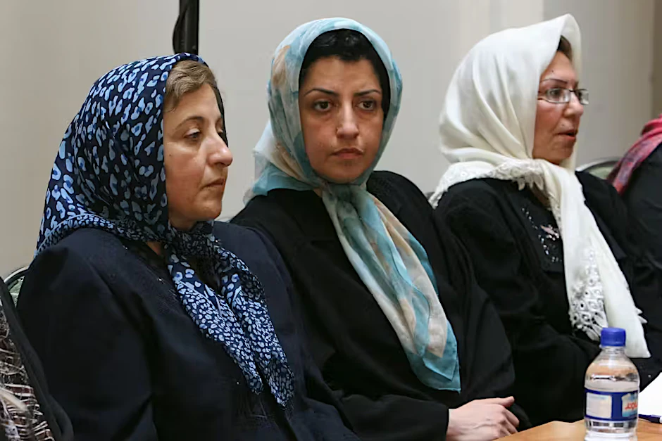 Narges Mohammadi (M.) neben Friedensnobelpreisträgerin Shirin Ebadi (l.) im Jahr 2007.