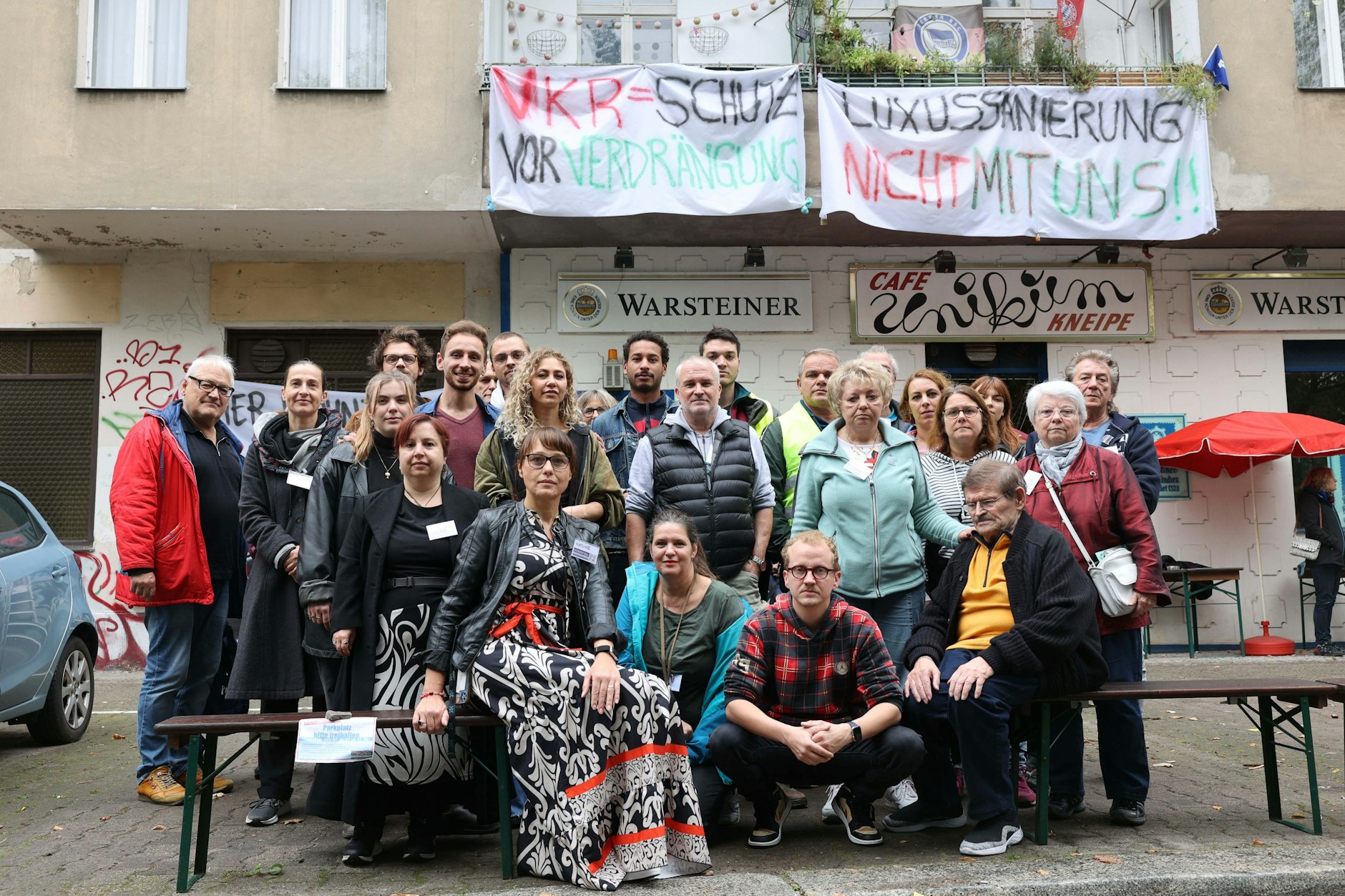 Setzen sich für die Ausübung des Vorkaufsrechts ein: Mieter des Hauses Mecklenburgische Straße 89 Ecke Aachener Straße 1 in Wilmersdorf.
