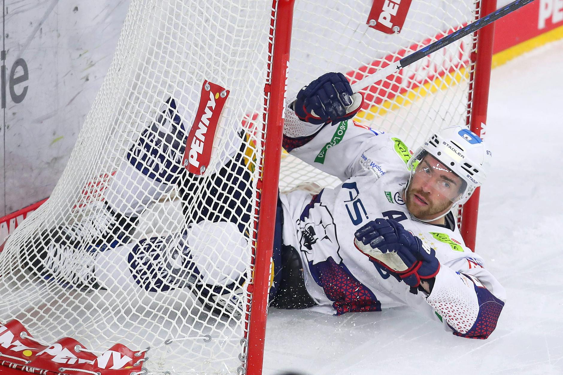 Zählt nicht als Scorerpunkt: Ausnahmsweise liegt Marcel Noebels in Köln mal da, wo dreimal auch der Puck nach toller Vorarbeit von ihm landet – im Tor.