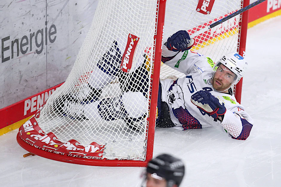 Zählt nicht als Scorerpunkt: Ausnahmsweise liegt Marcel Noebels in Köln mal da, wo dreimal auch der Puck nach toller Vorarbeit von ihm landet – im Tor.