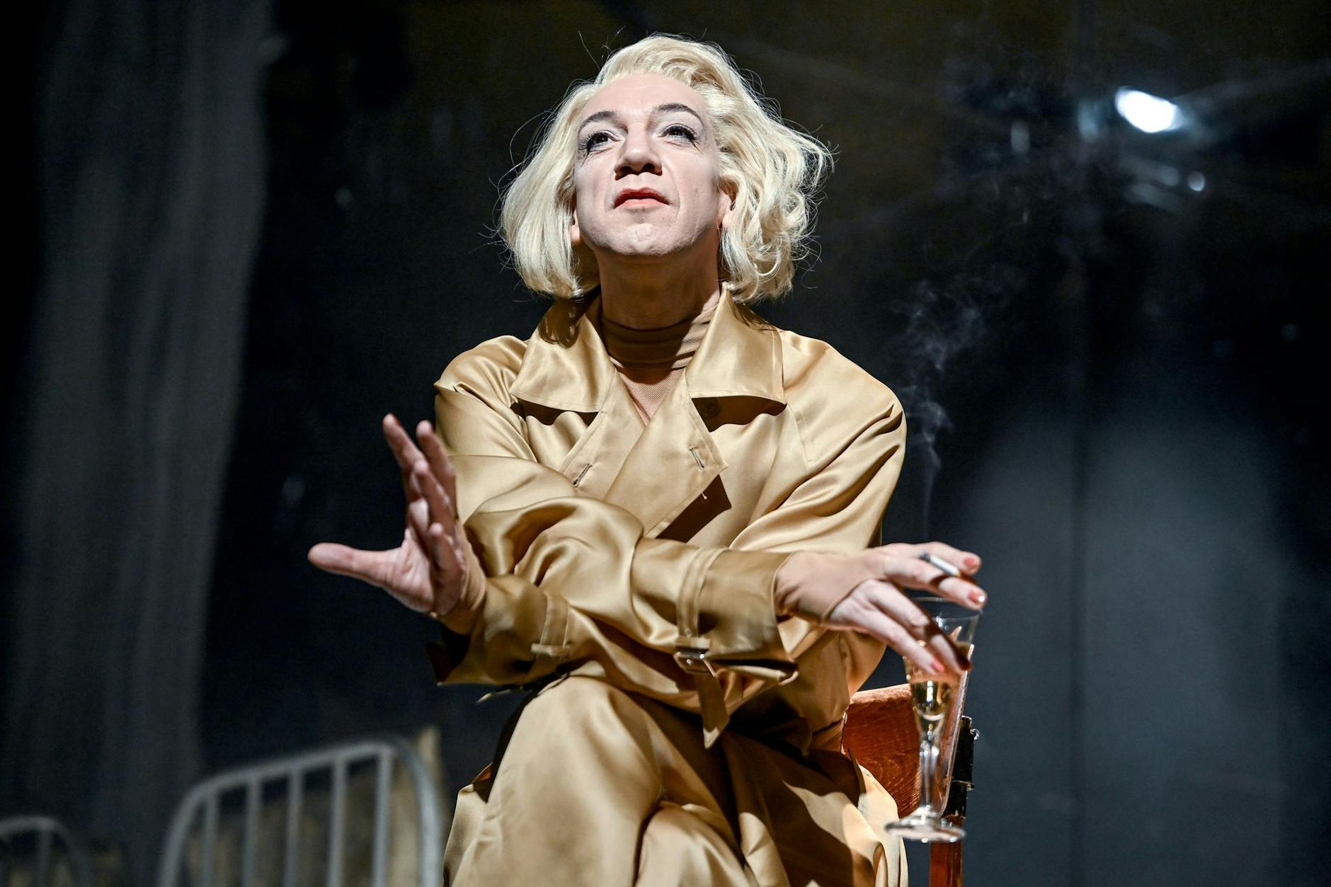 Der Musiker Sven Ratzke in der Rolle der Marlene Dietrich im Renaissance Theater.