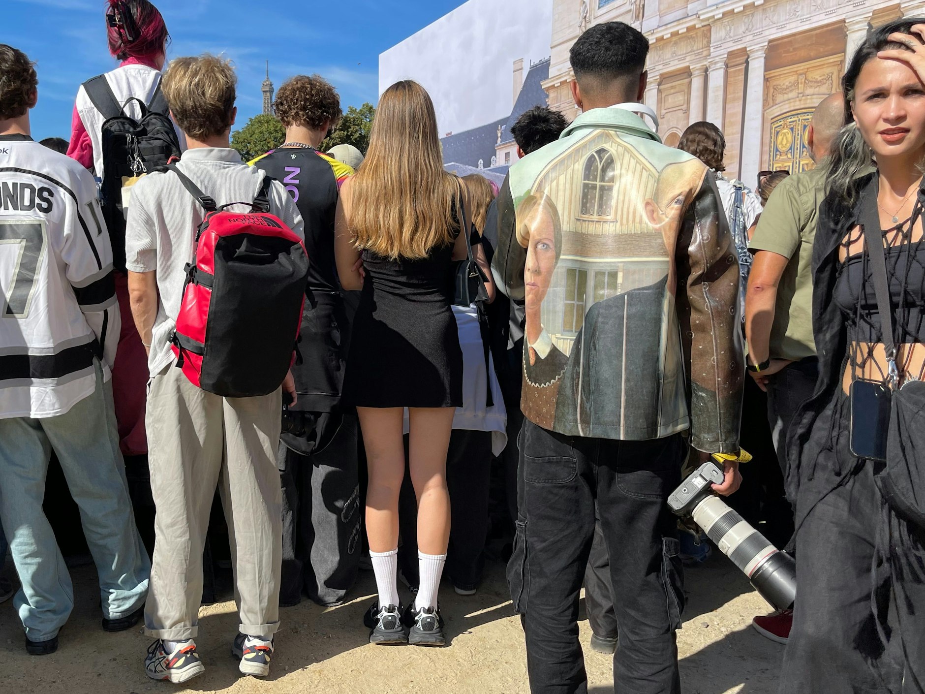 Fans und Fotografen hinter der Absperrung.