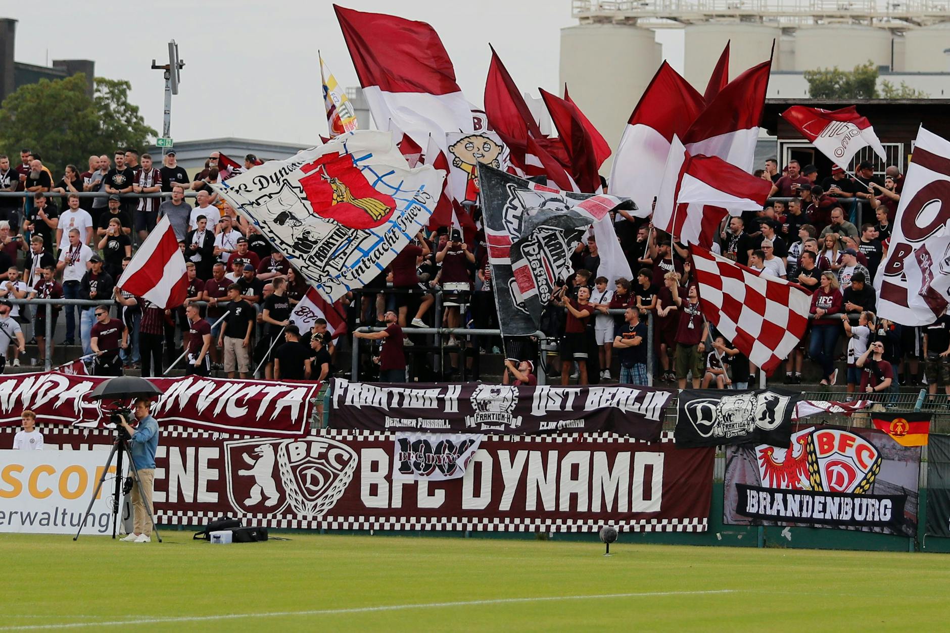 Wenn die Fans des BFC Dynamo auf den Rängen loslegen, schwappt ihre Energie rüber bis auf das Spielfeld. 