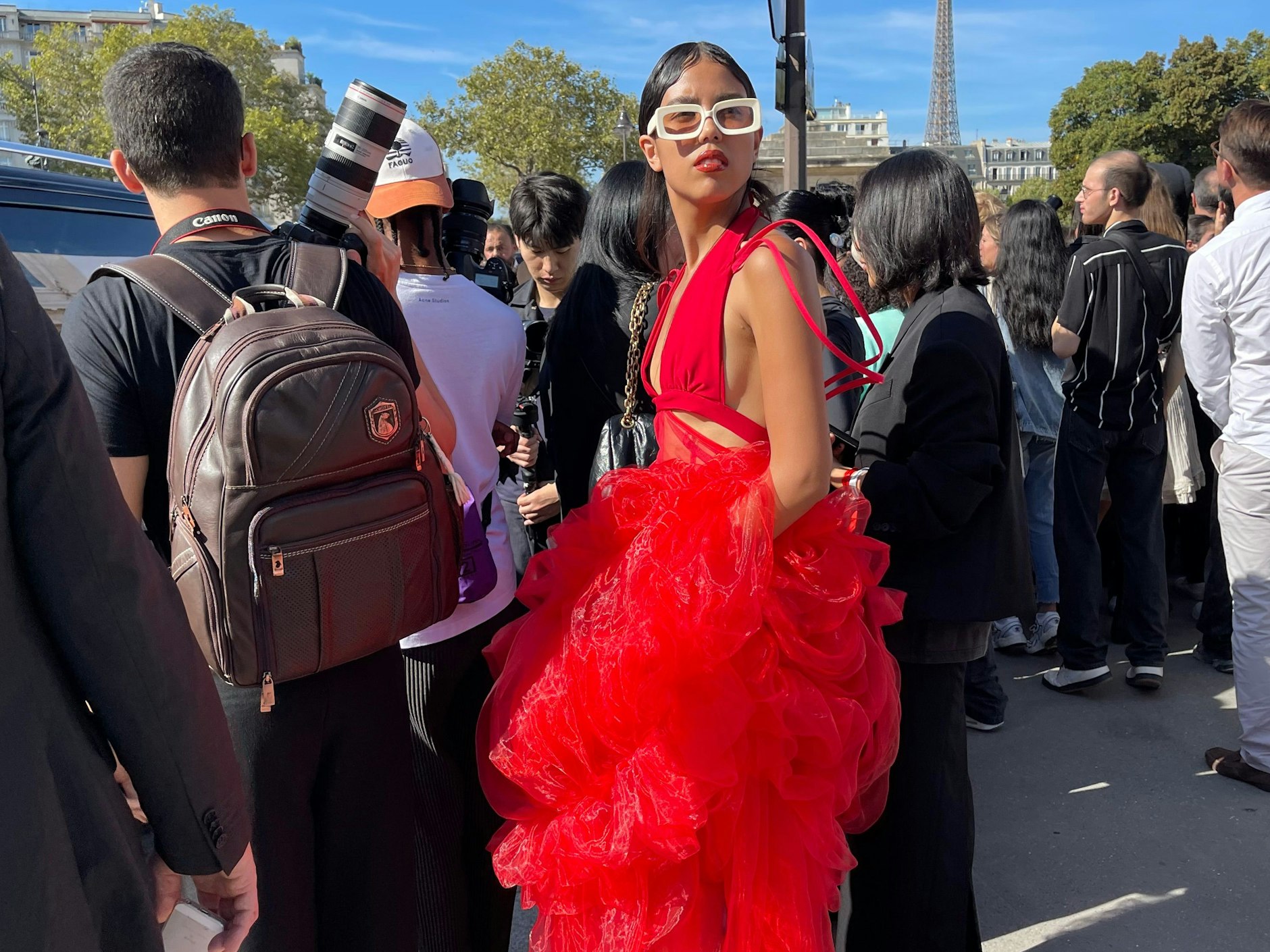 Sowas braucht braucht die Fashion Week aber eigentlich: ein Mode-Moment in Knallrot.