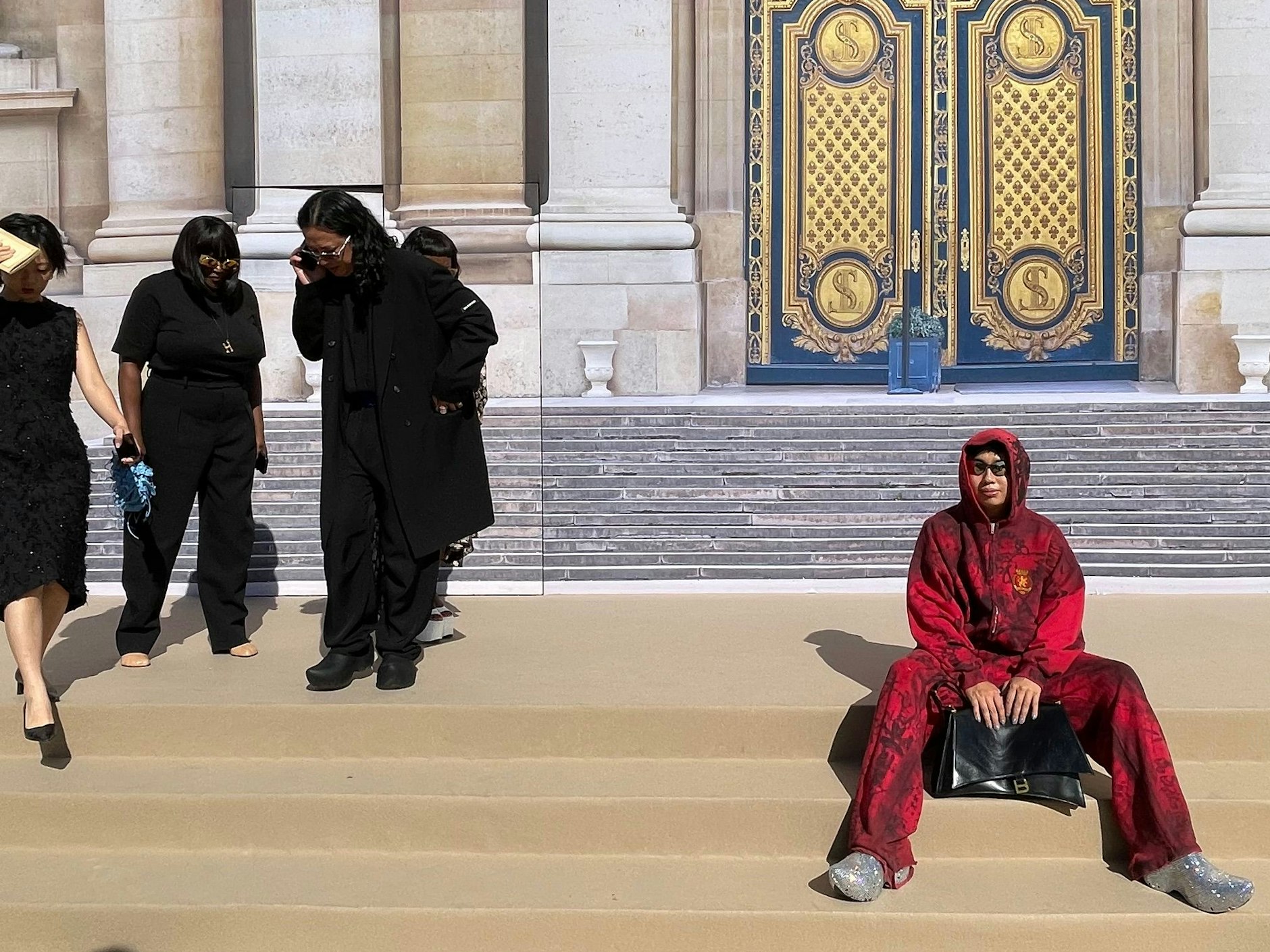 Die Balenciaga-Show fand im Dôme des Invalides statt, einem ehemaligen Lazarett, das heute ein Veranstaltungsort ist. Die über und über mit Strasssteinen besetzten Balenciaga-Clogs dieses Gastes (r.) kosten um die 7000 Euro.