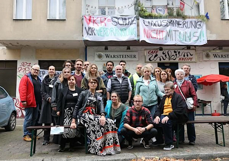 Setzen sich für die Ausübung des Vorkaufsrechts ein: Mieter des Hauses Mecklenburgische Straße 89 Ecke Aachener Straße 1 in Wilmersdorf.