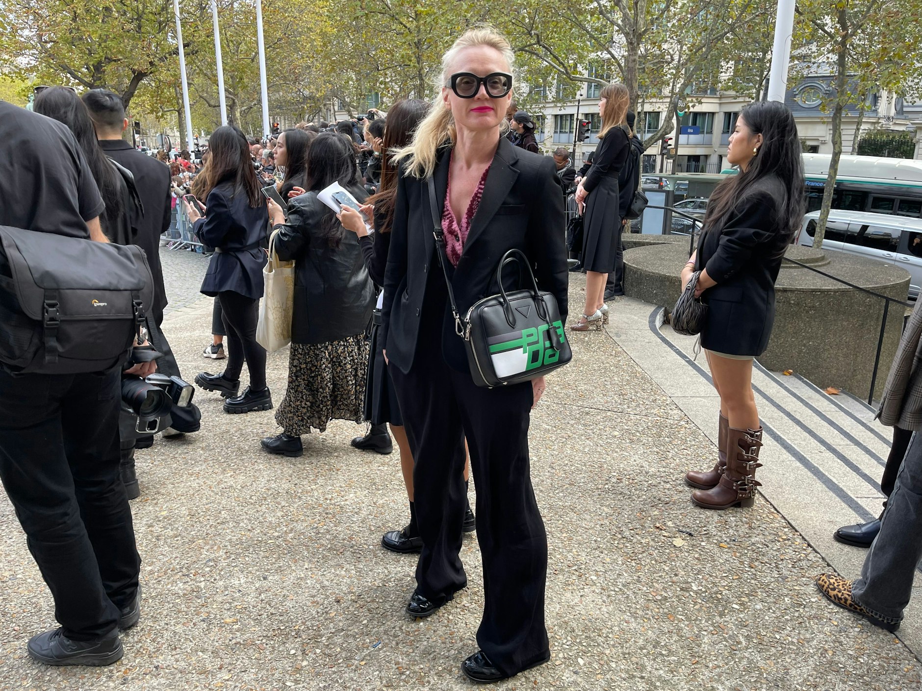 Auf der Fashion Show von Miu Miu trafen wir die norwegische Autorin Vesma Kontere McQuillan wieder, sie schreibt über die architektonischen Aspekte der Show-Sets.