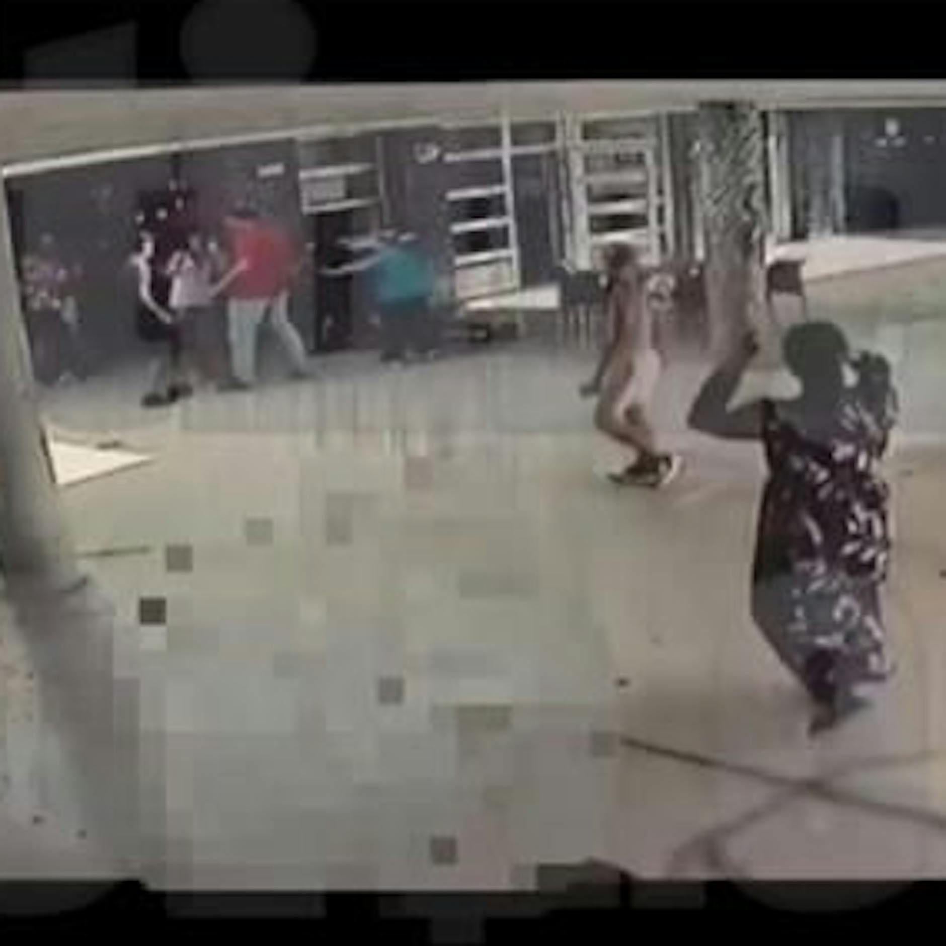 Familie stürmt Schule und verprügelt zwölfjährigen Schüler +++ mit Video!