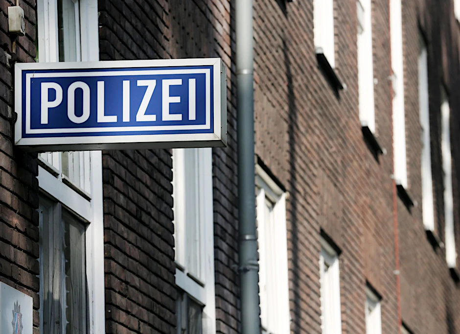 ARCHIV - Ein Schild mit der Aufschrift «Polizei» hängt an einem Polizeipräsidium.  