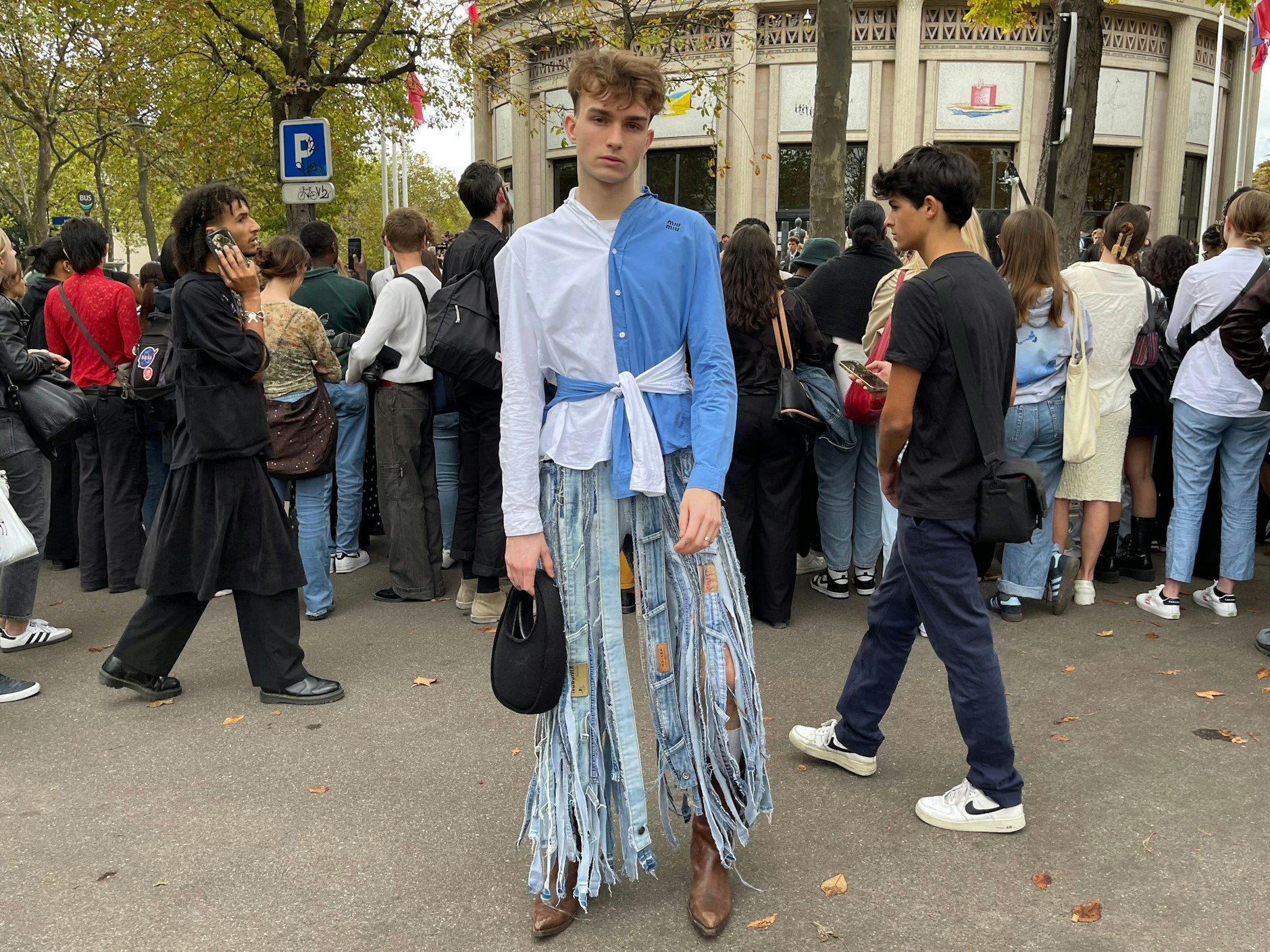 Ein kreativer Street-Style-Look: Beinkleid aus Jeansbünden.