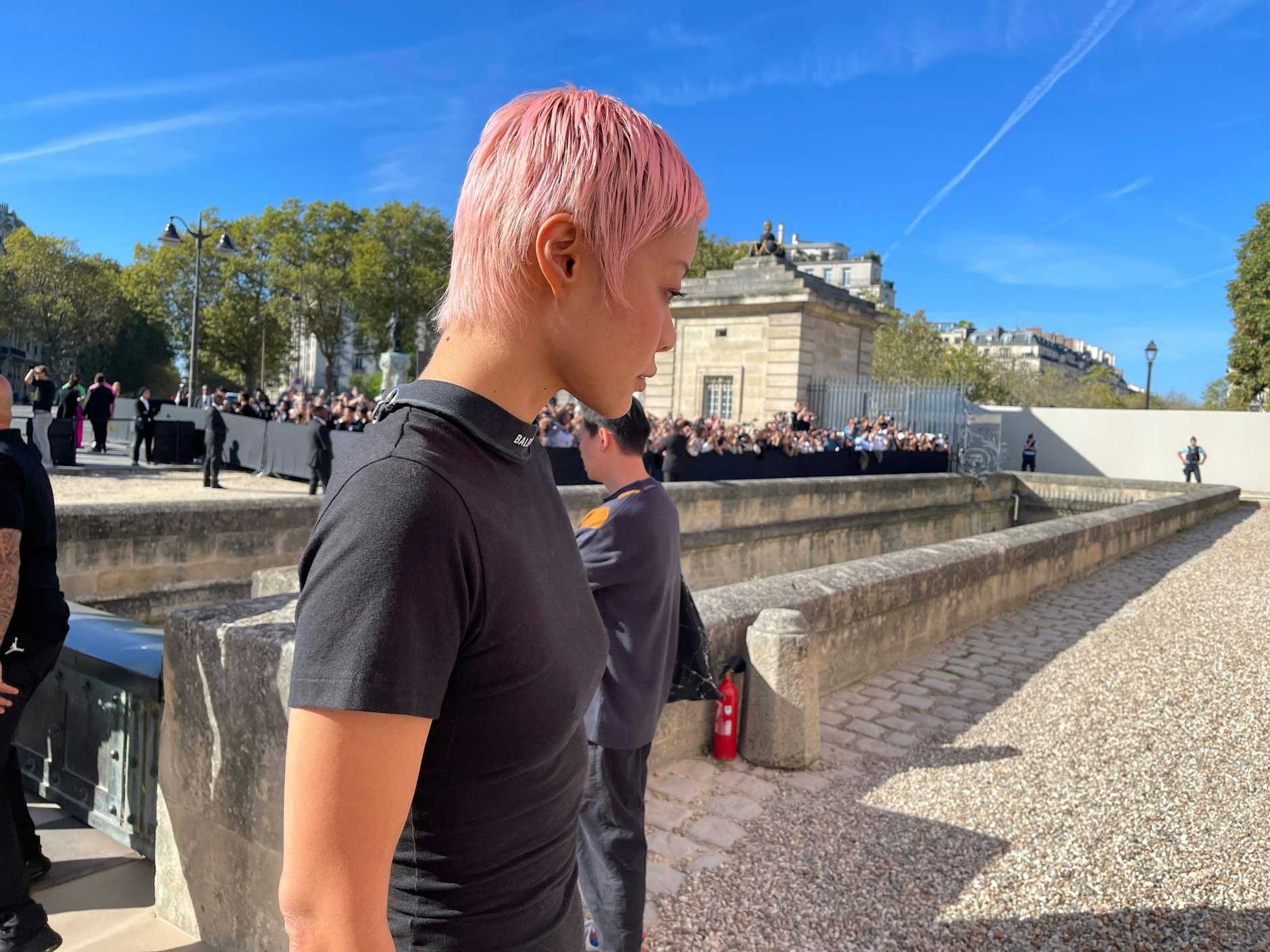 Mia Kong, die Style-Direktorin der Publikation „Dazed China“, erfreut in Paris mit rosarotem Kurzhaarschnitt.