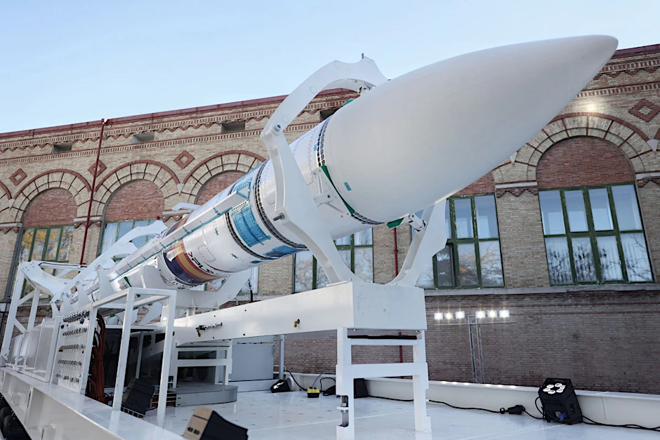 ARCHIV - Die Träger-Rakete «Miura 1» wird auf der Esplanade des Nationalen Museums für Naturwissenschaften in Madrid präsentiert.  