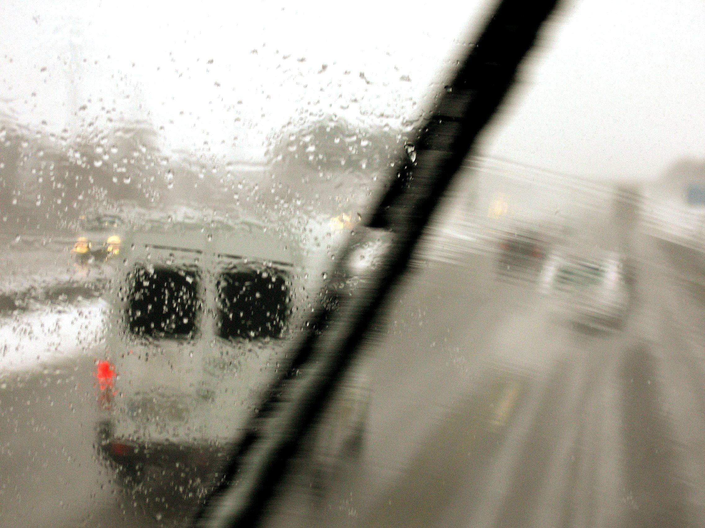 Scheibenwischer schmiert: SO einfach können Sie sich helfen