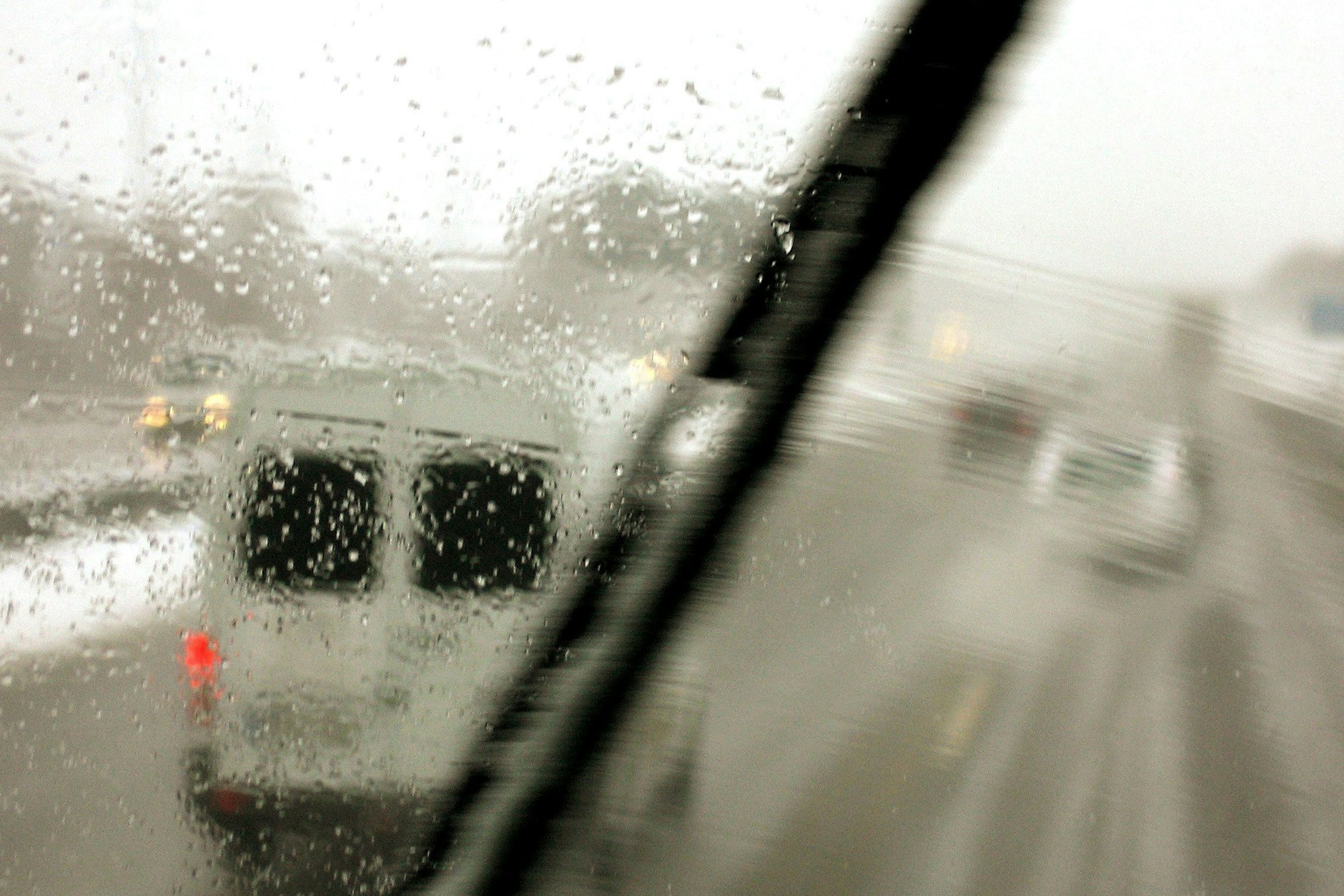 Gerade in der Herbst- und Winterzeit werden Scheibenwischer oft in Mitleidenschaft gezogen. Statt einer sauberen Autoscheibe und Sicht erblickt man nur graue Schlieren.