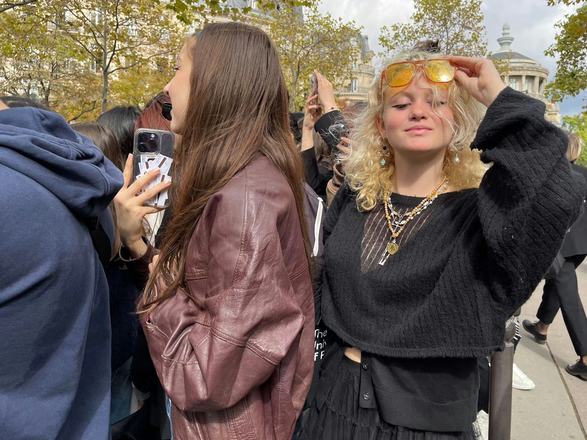 Schaulustige Parisienne.