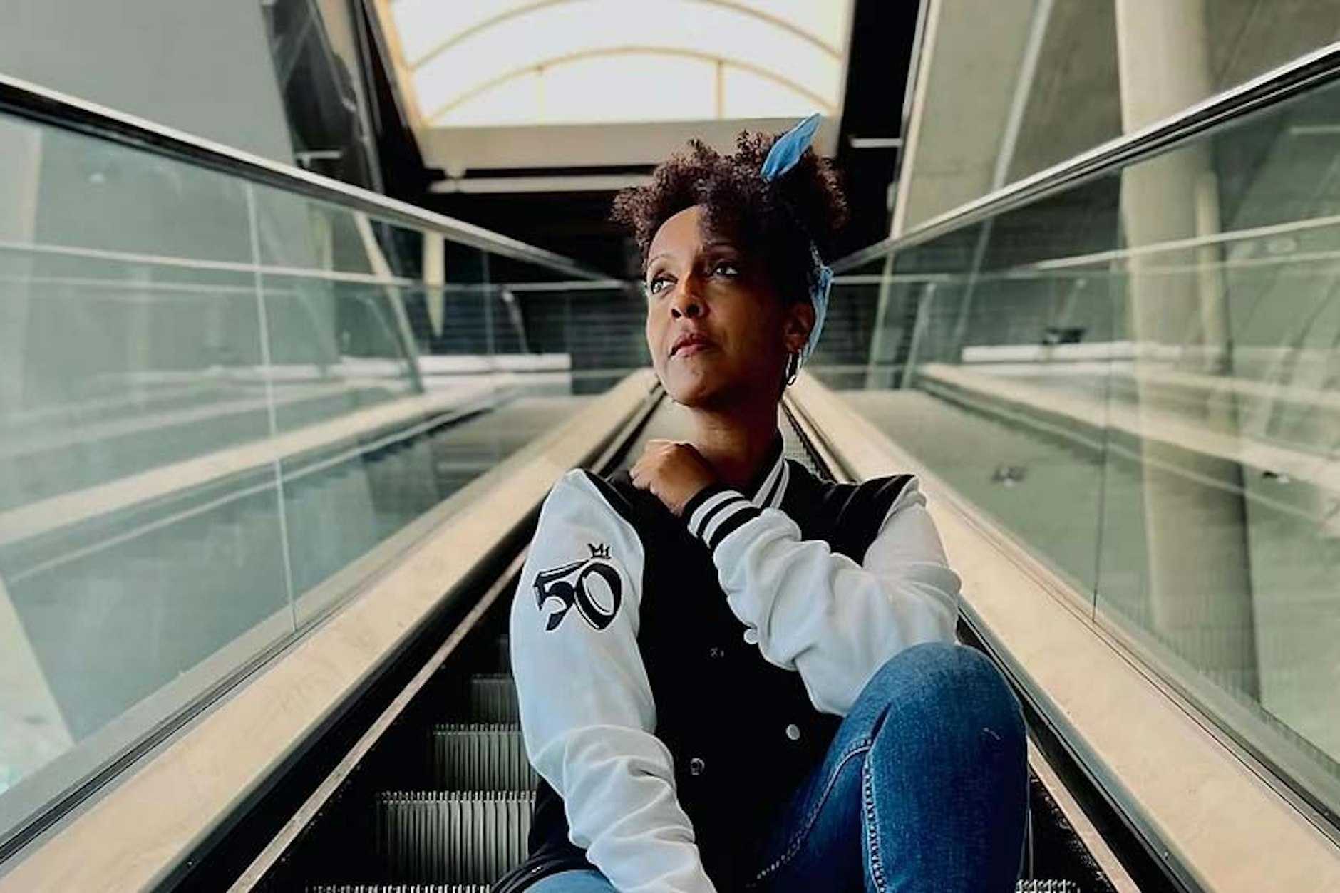 Hier soll es losgehen – und 50 Wochen andauern: Musikmanagerin Jay Kifle in einem ehemaligen Autohaus in Berlin-Friedrichshain, das zum „HipHop-Hauptquartier“ umfunktioniert wird.