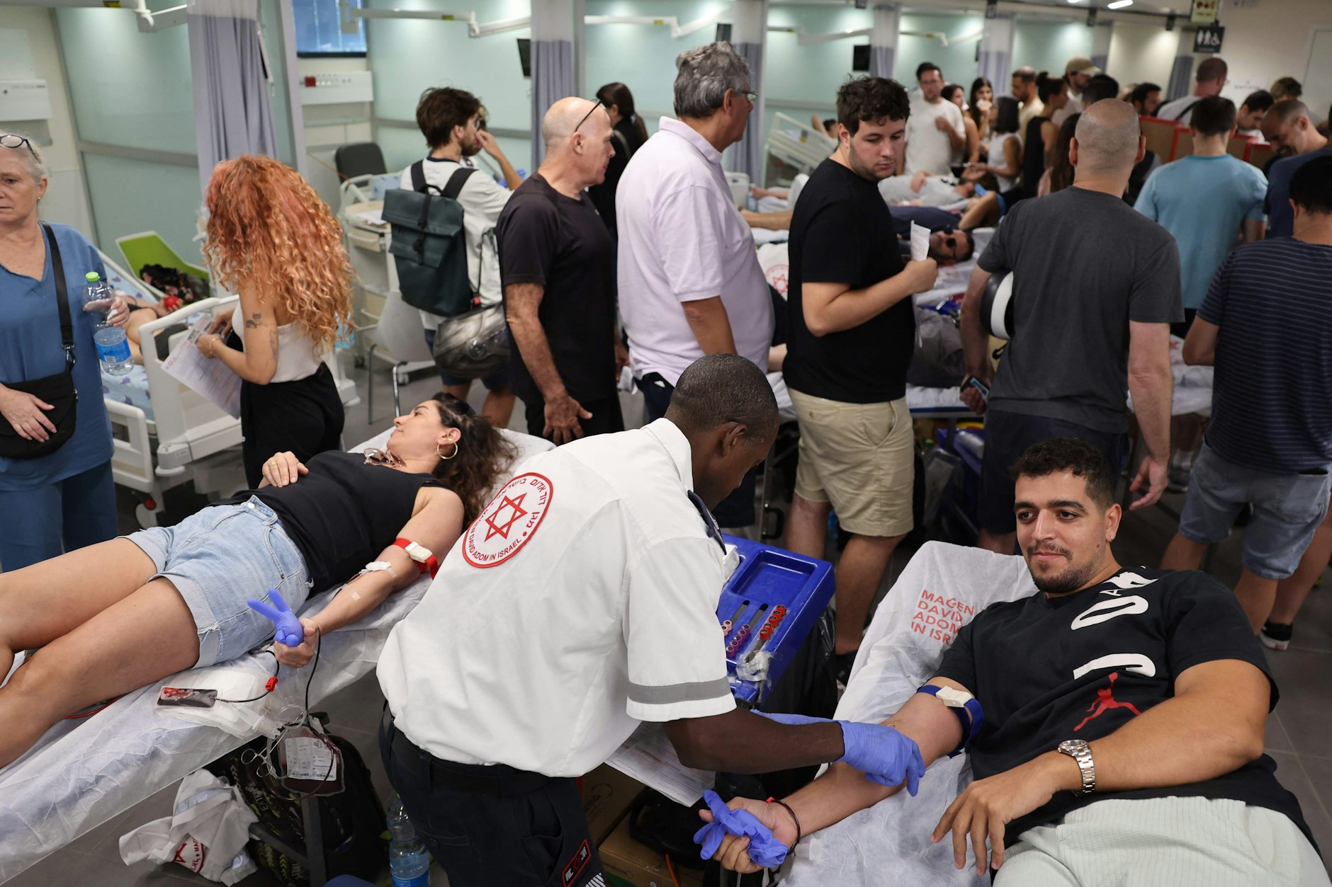 Israelis spenden in einem Krankenhaus in Tel Aviv Blut
