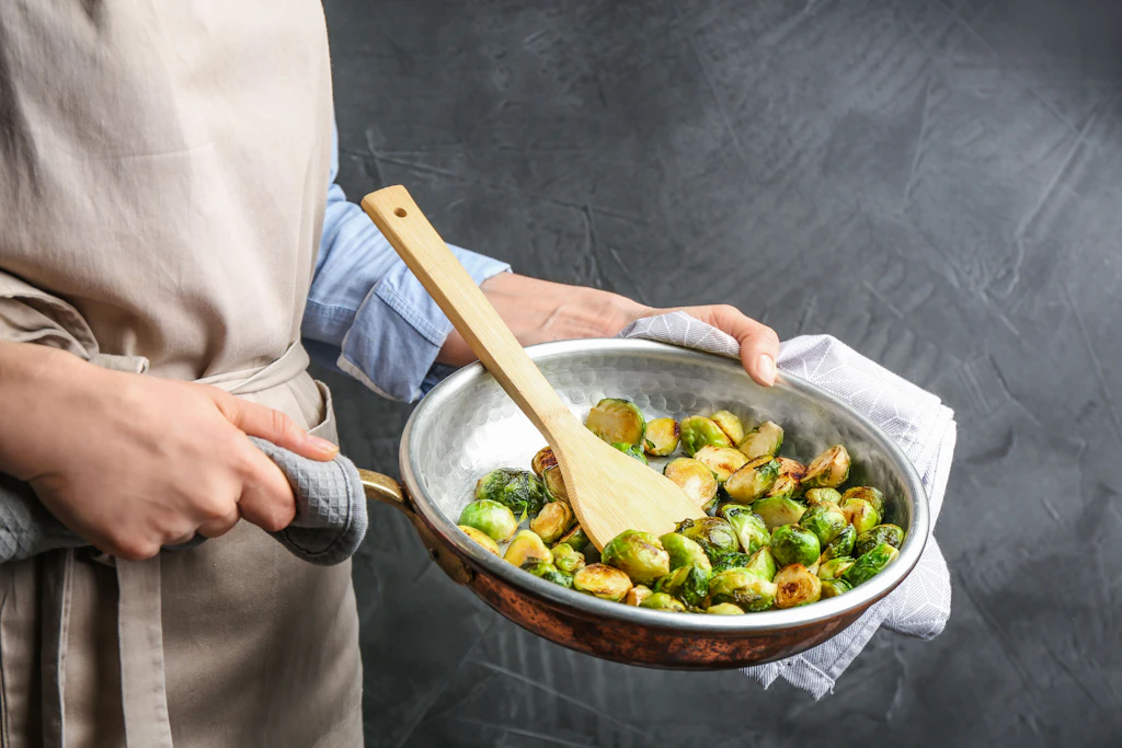 Lecker-deftig! Schnelles Rezept für Rosenkohl mit Pute aus der Pfanne
