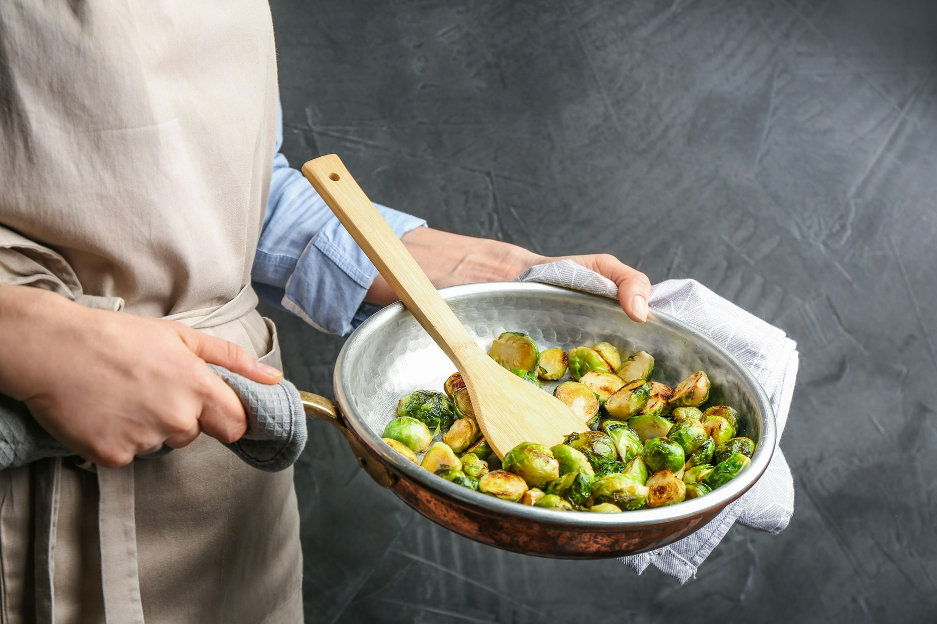 Bei unserem Rezept kommen zum Rosenkohl noch Putenfleisch und Nüsse in die Pfanne. Das perfekte Herbst-Essen!