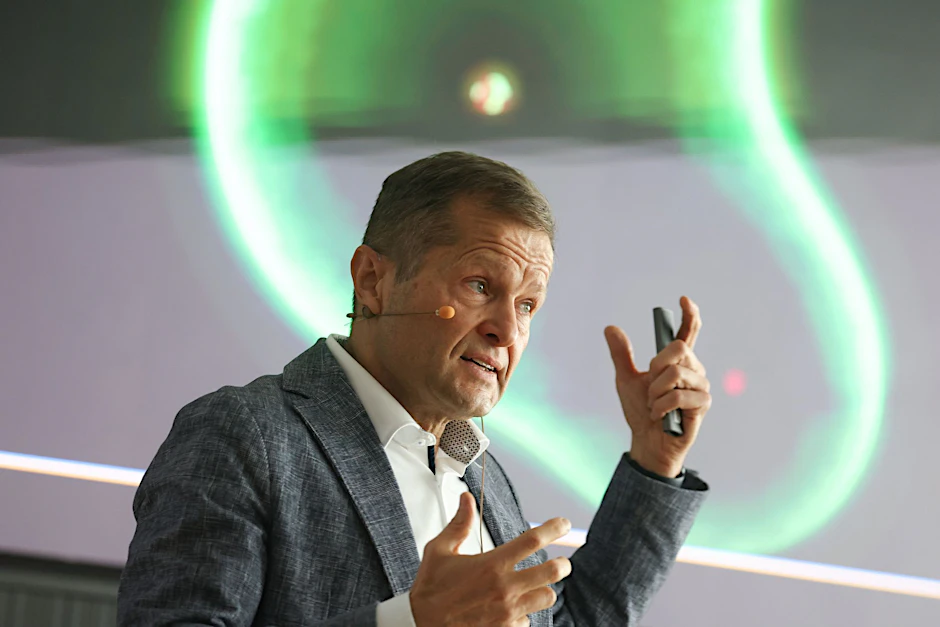 Der österreichisch-ungarische Physik-Nobelpreisträger Ferenc Krausz im Max-Planck-Institut für Quantenoptik (MPQ) in Garching bei München.  