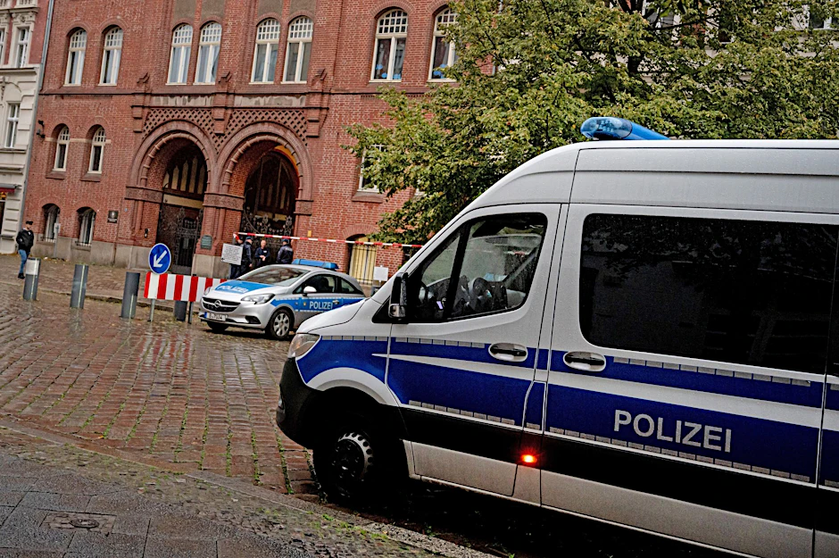 Polizeifahrzeuge stehen vor einer Synagoge in Berlin.  