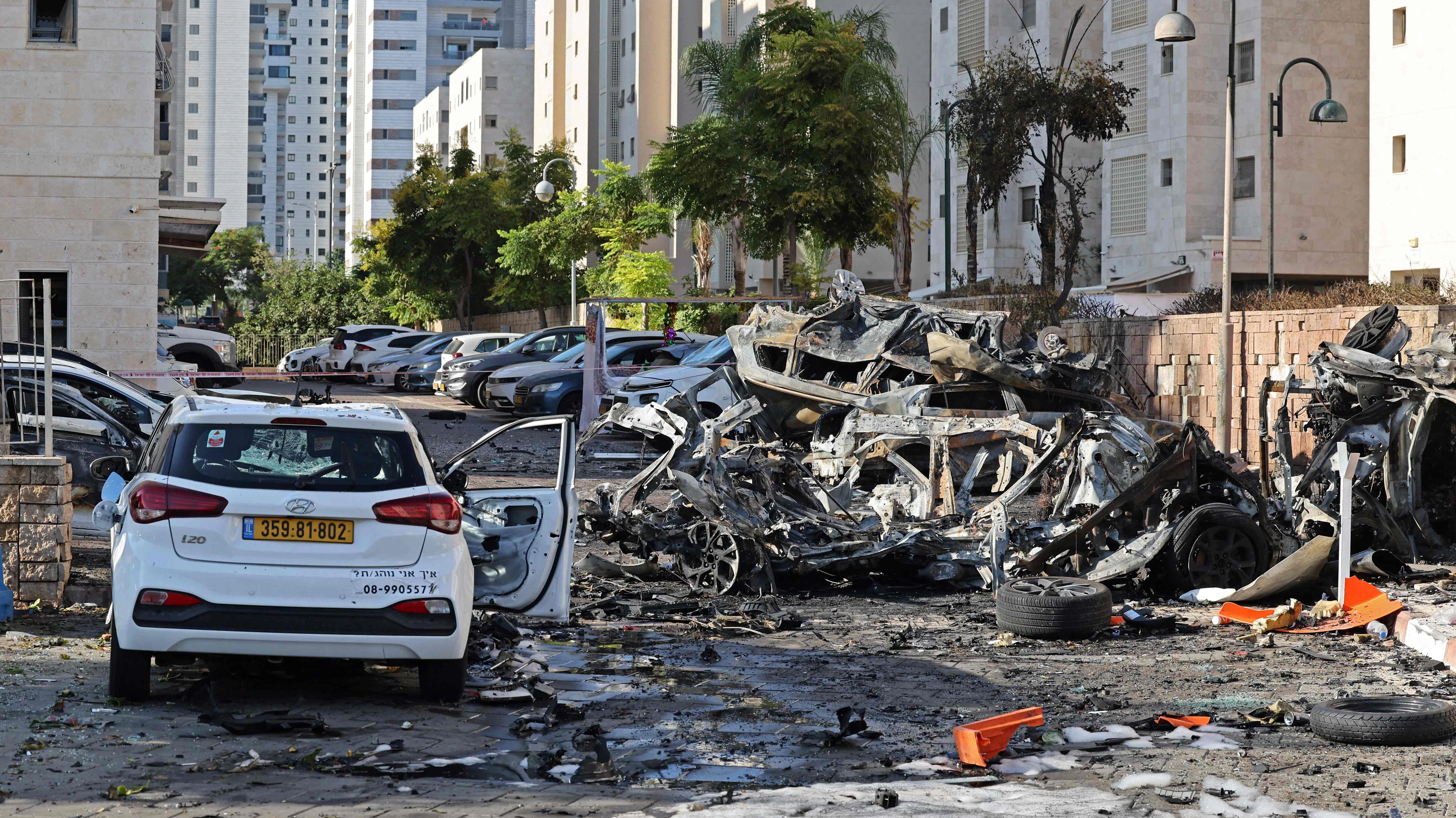 Von Raketen zerstörte stehen in den Straßen von Ashkelon.
