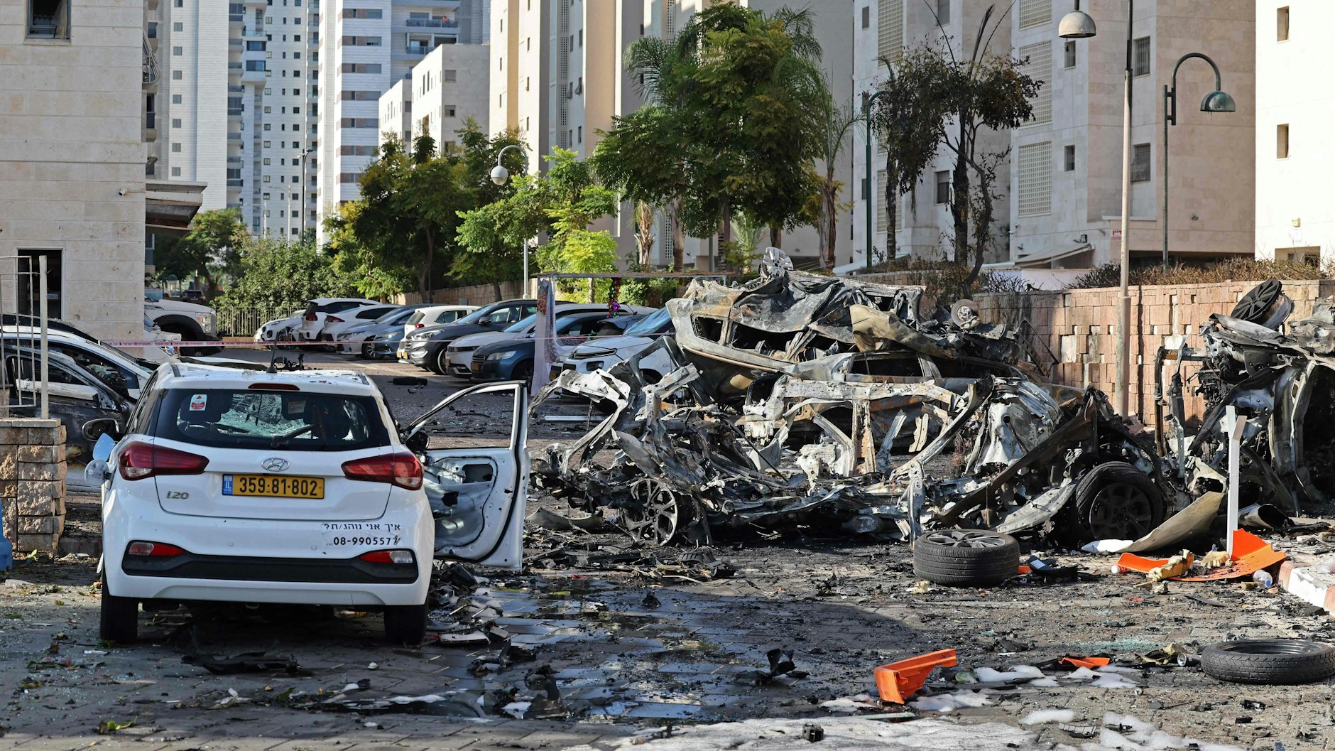 Von Raketen zerstörte stehen in den Straßen von Ashkelon.