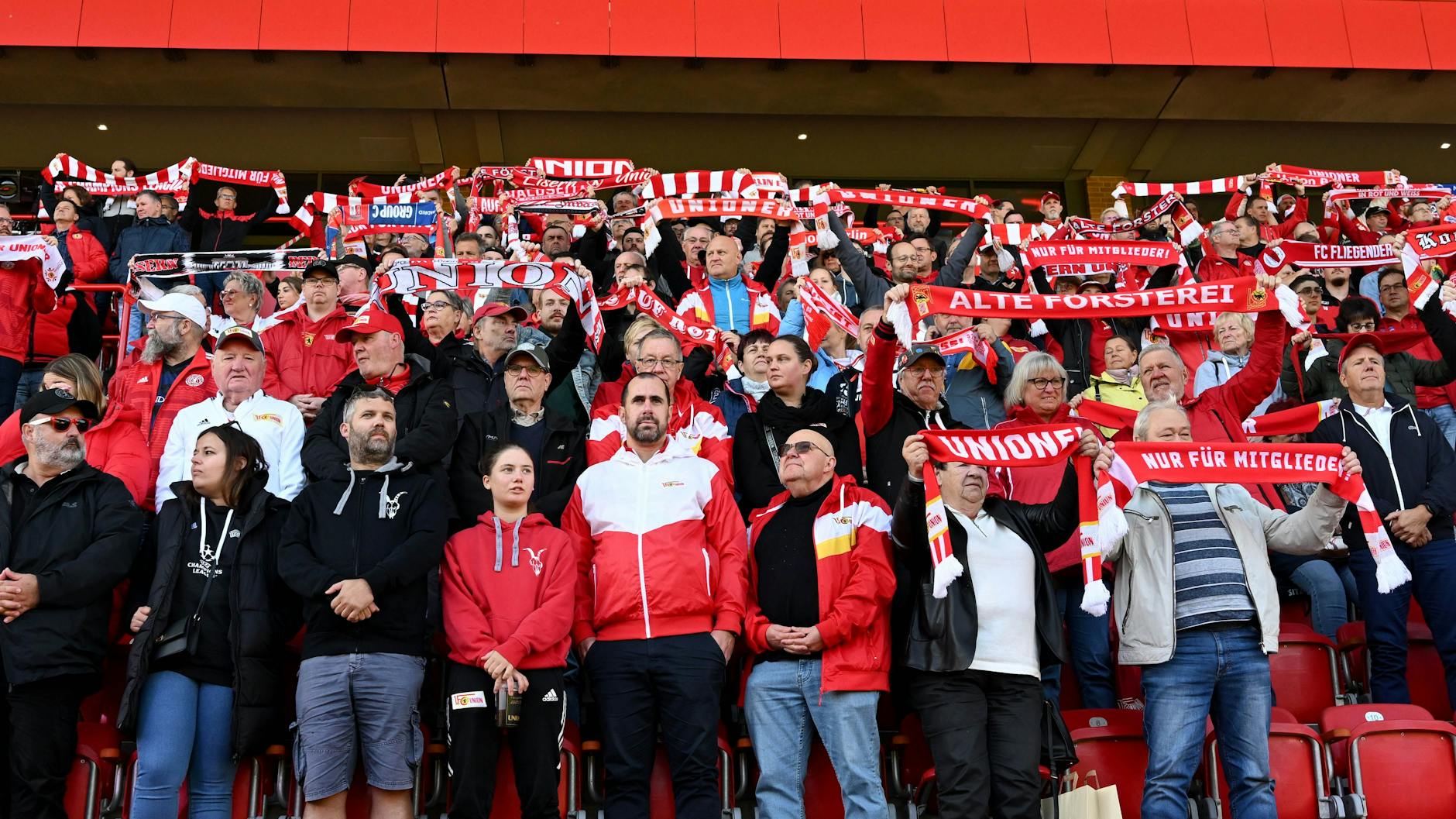 Mitgliederversammlung mal anders. Die Unioner stehen im Stadion ohne Fußball auf dem Rasen.
