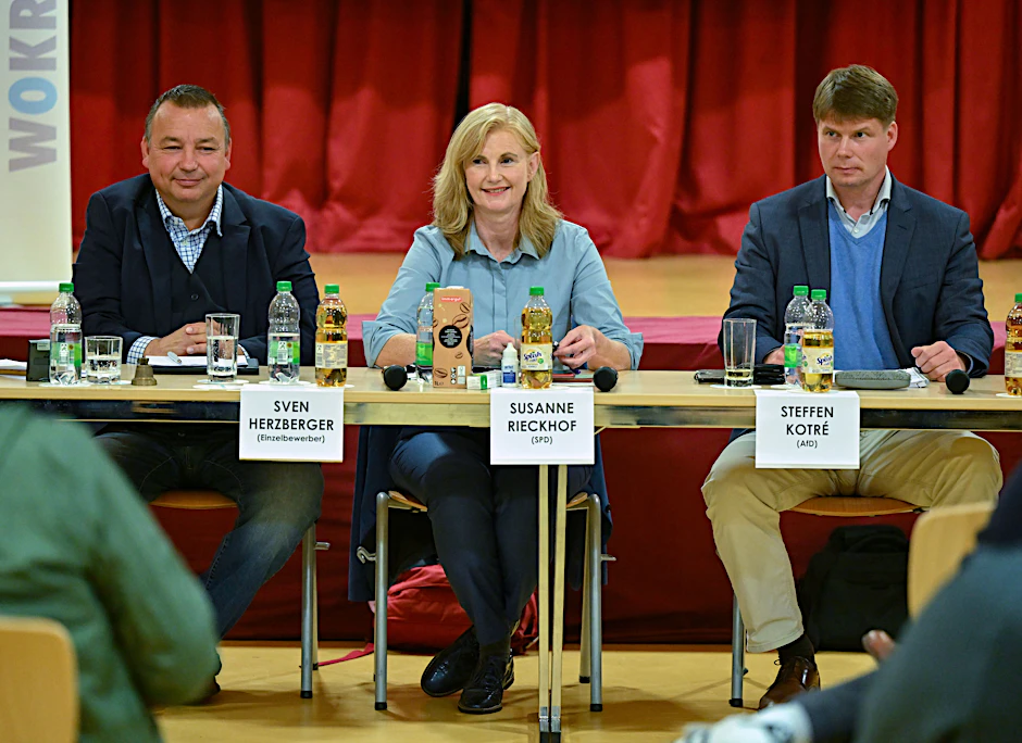 Kurz vor der Wahl. Die drei Kandidaten bei einer Gesprächsrunde im Landkreis Dahme-Spreewald: Sven Herzberger (l., parteilos) Susanne Rieckhof (M., SPD) und Steffen Kotré (r., AfD).