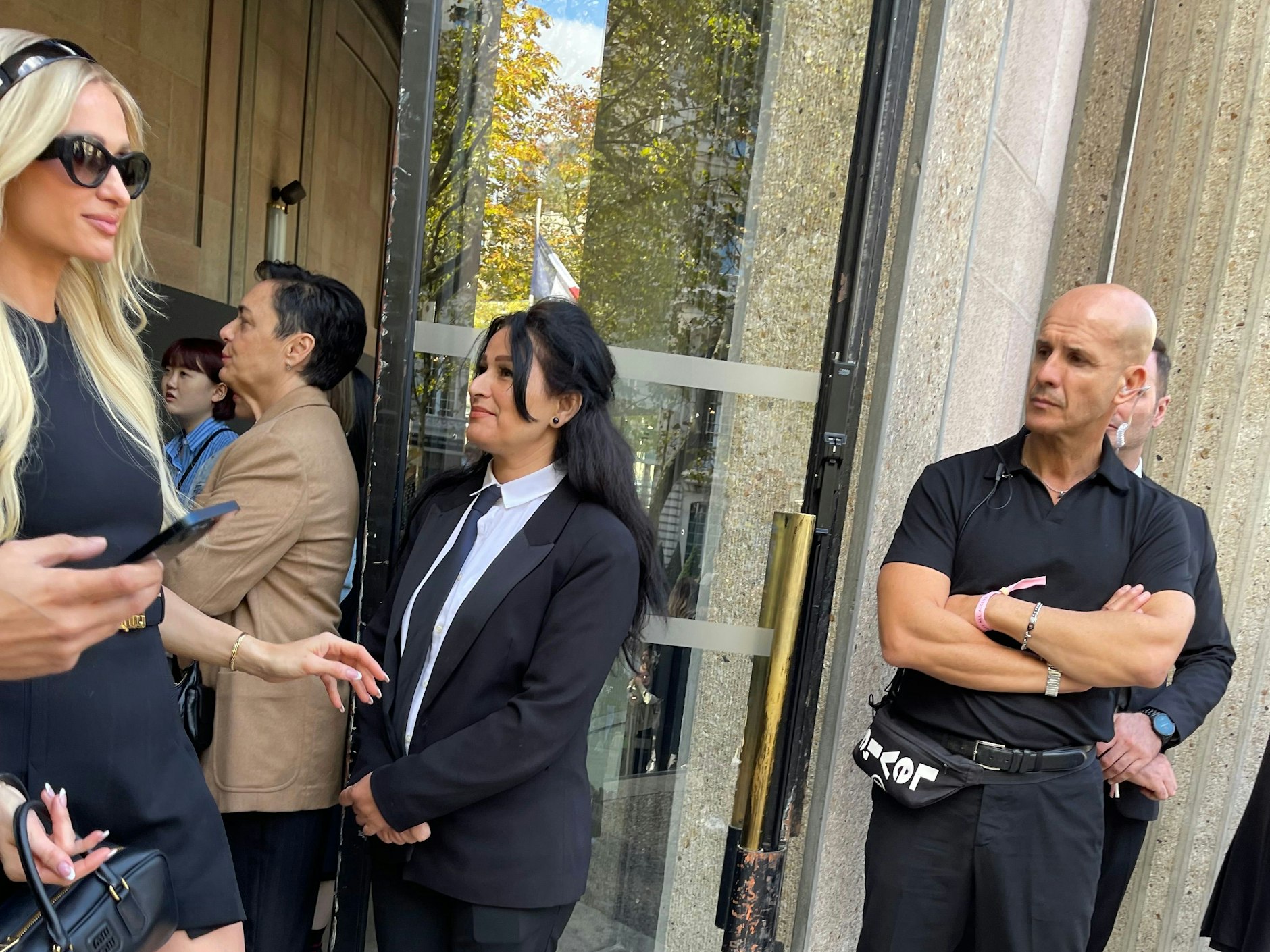 Und auch Paris Hilton verabschiedet sich. Jedoch nicht ohne wieder eine Extrarunde für die Fotografen zu drehen.