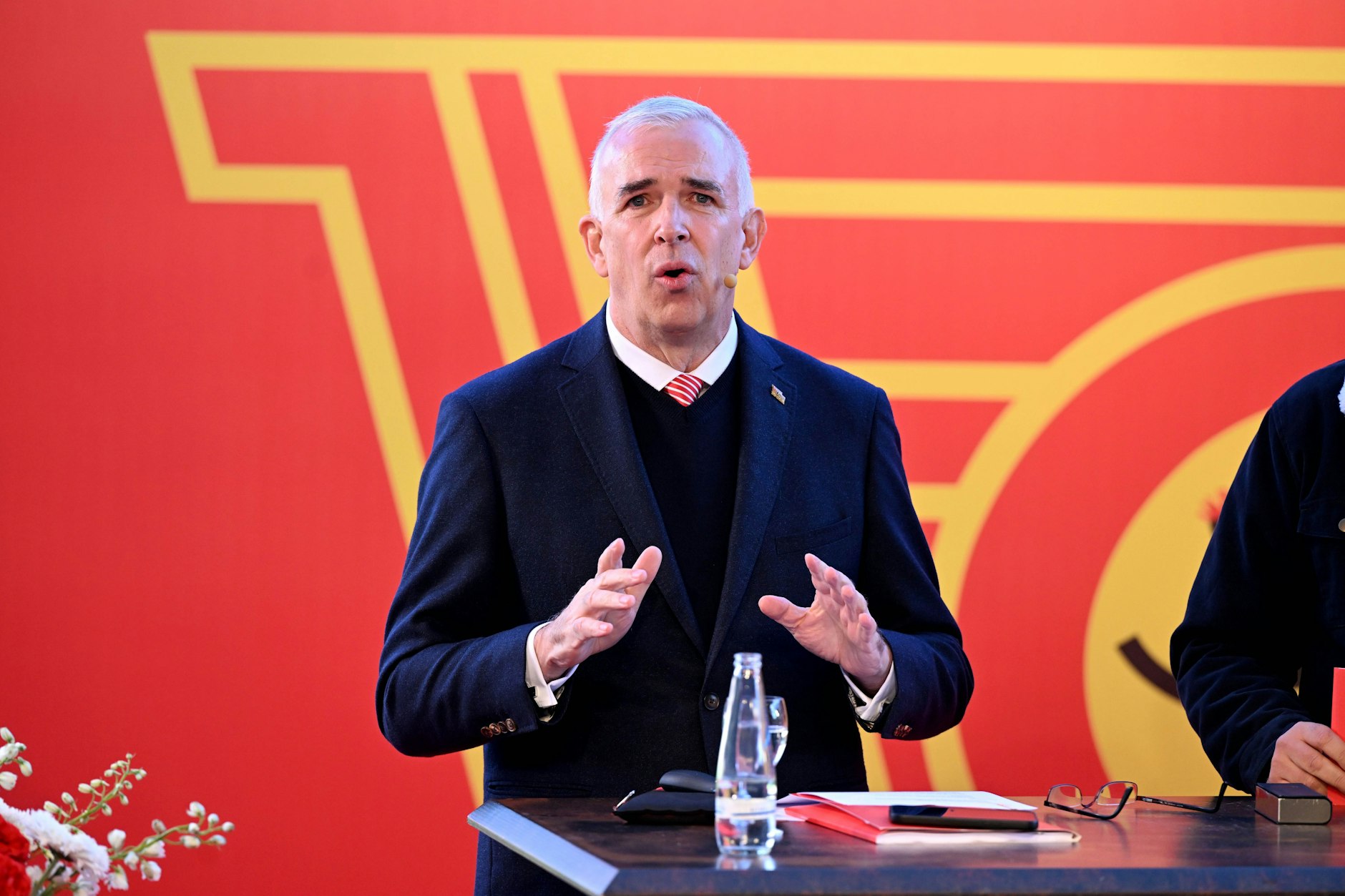 Präsident Dirk Zingler verkündet den Mitgliedern starke Zahlen und tolle Aussichten.