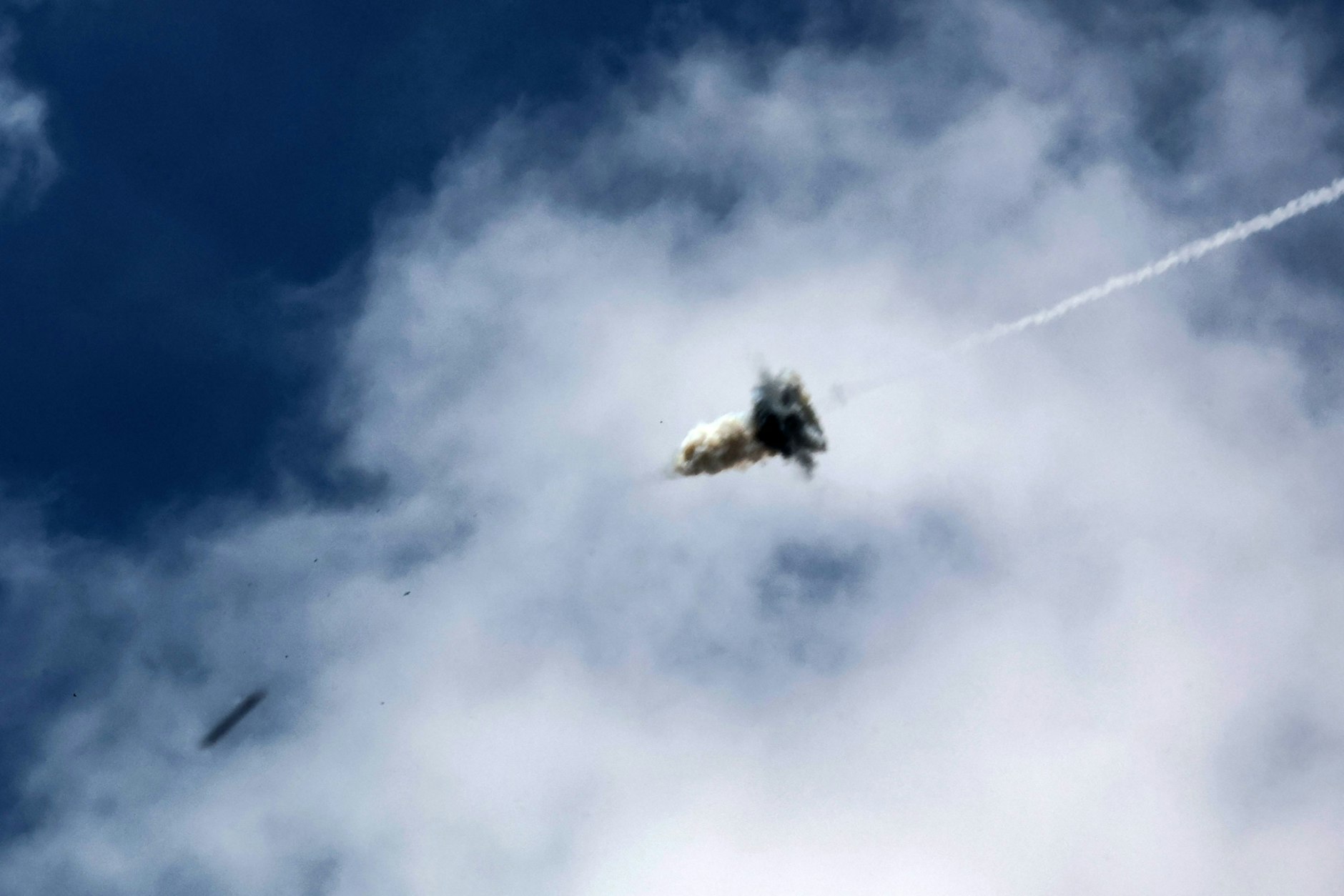 Eine von militanten Palästinensern im Gazastreifen abgefeuerte Rakete wird am 8. Oktober 2023 über Sderot vom israelischen Raketenabwehrsystem „Iron Dome“ abgefangen.