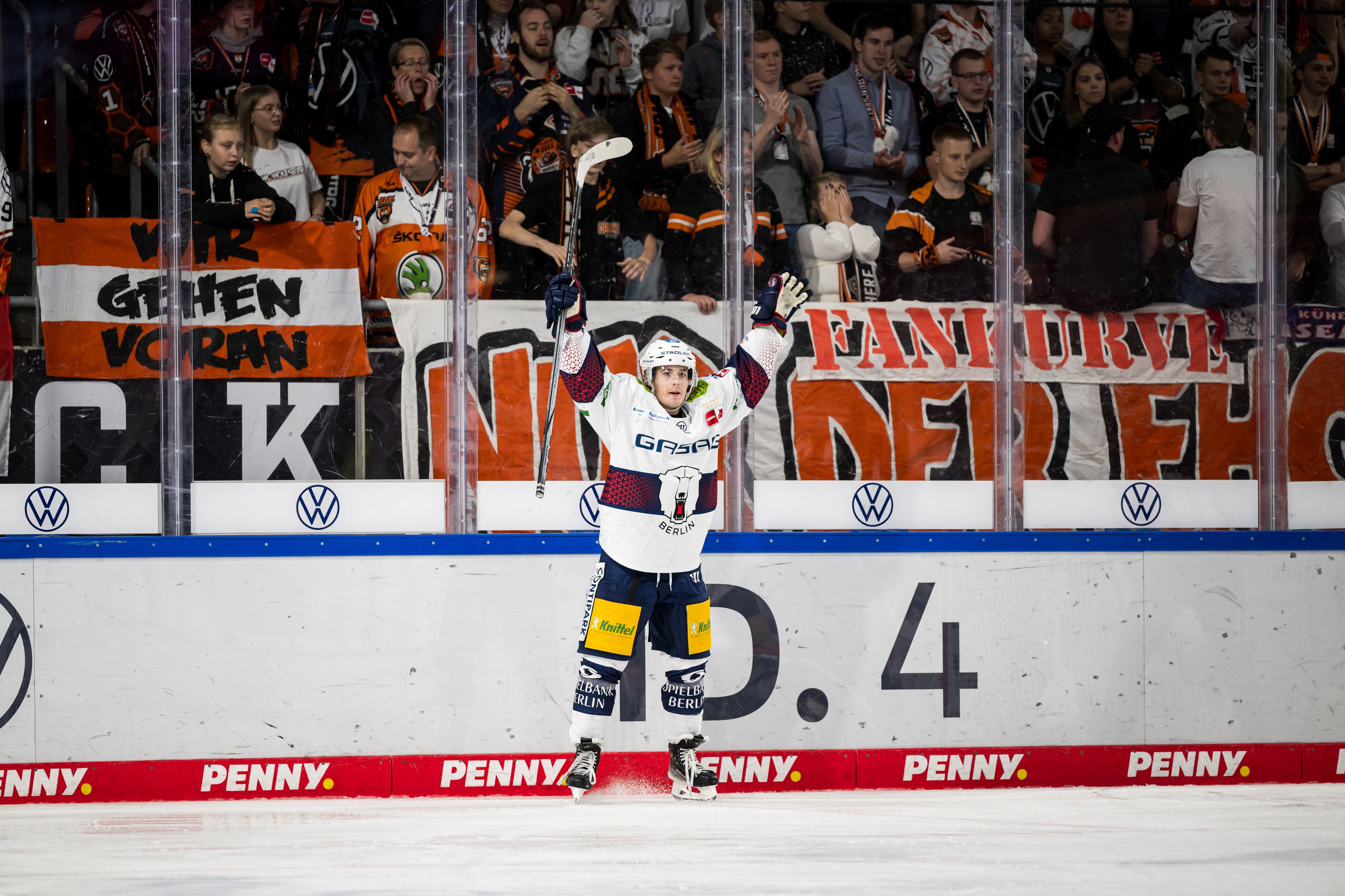 Image - 5:0-Sieg in Wolfsburg! Eisbären knallen sich an die Spitze
